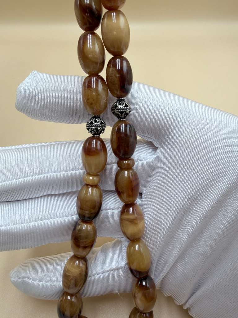 مسباح سندلوس خام عصيان مع شرّابة فضة عيار ٥٠٠. Raw Sandalwood Misbaha with natural stick beads, finished with a 500 silver tassel.
