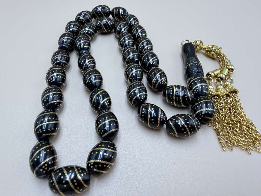 مسباح كوك، مطعّم سكروم، مع شرابة مطليّة ذهب عيار 24 Kuka Wood Misbah, Inlaid with Skroom, with 24K Gold-Plated Tassel.