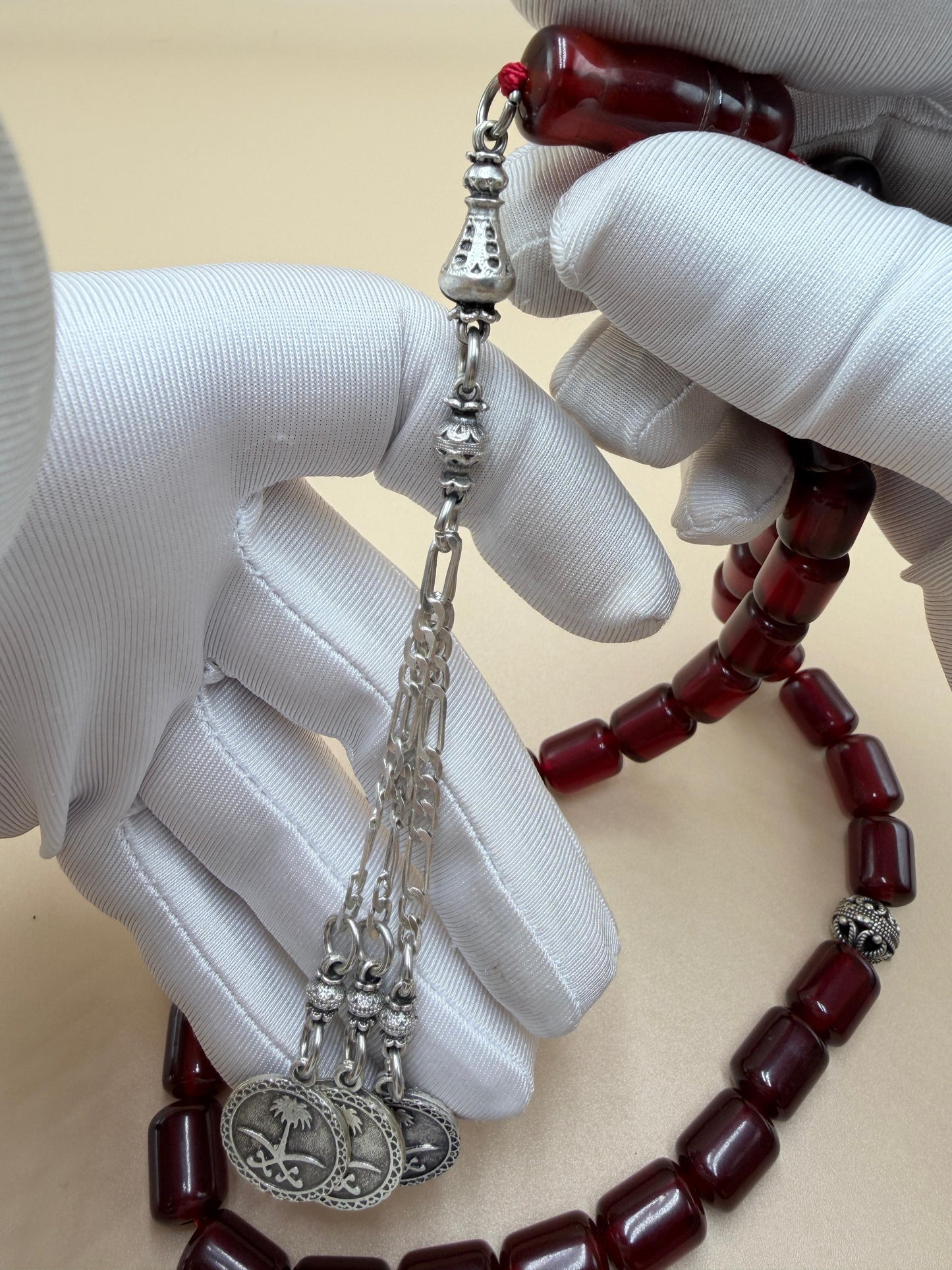 مسباح سندلوس مأنتك، تقليد بيت عنوز مع شرابة فضّة عيار 500.
Antique-style Sandalus Misbah, Anouz House replica, with a 500-grade silver tassel.