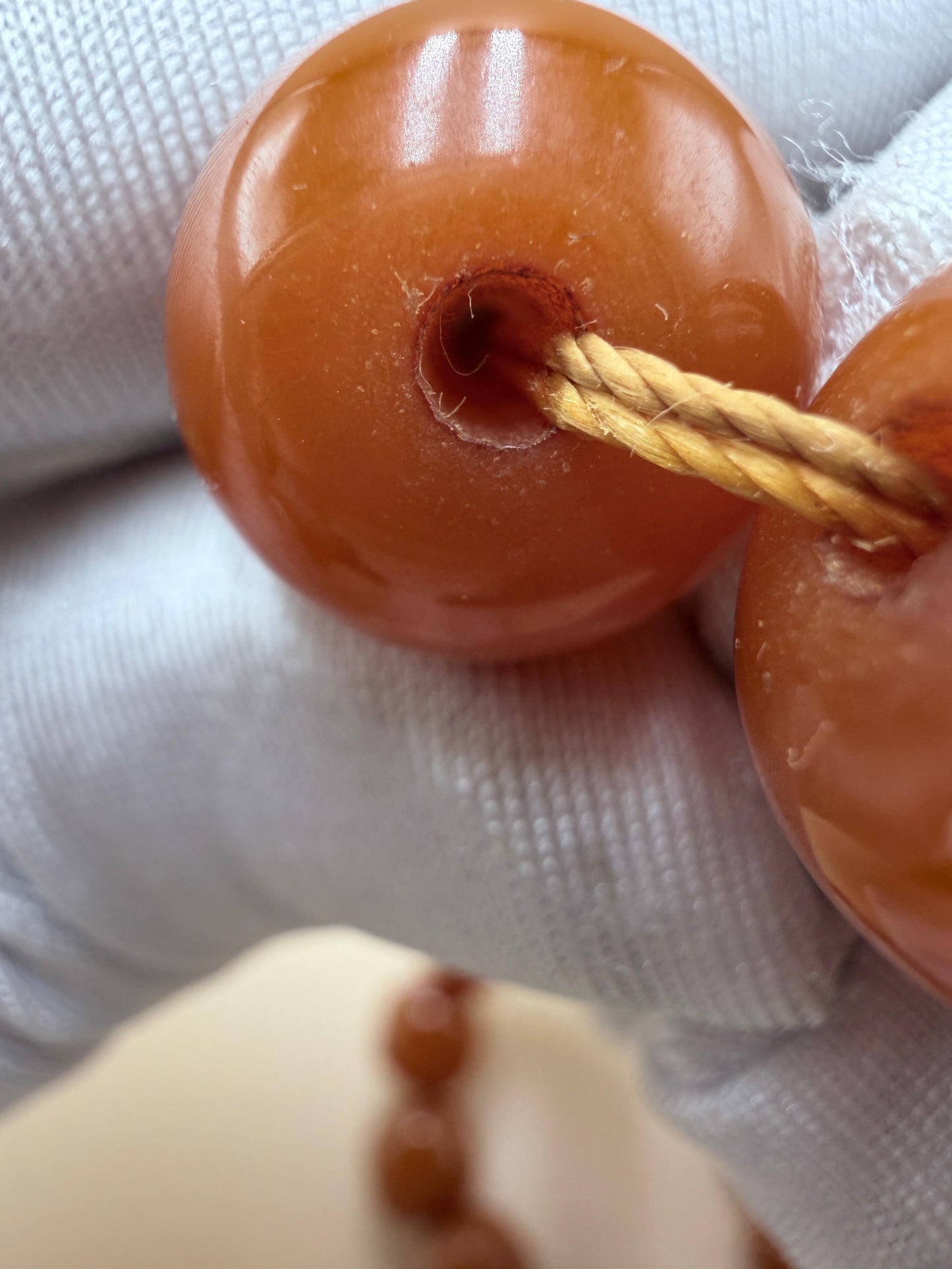 مسباح مسكي قديم، عرق أحمر، مع شرابة مميزة مزخرفة بالعملة العراقية القديمة وشرابة فضة عيار 500.