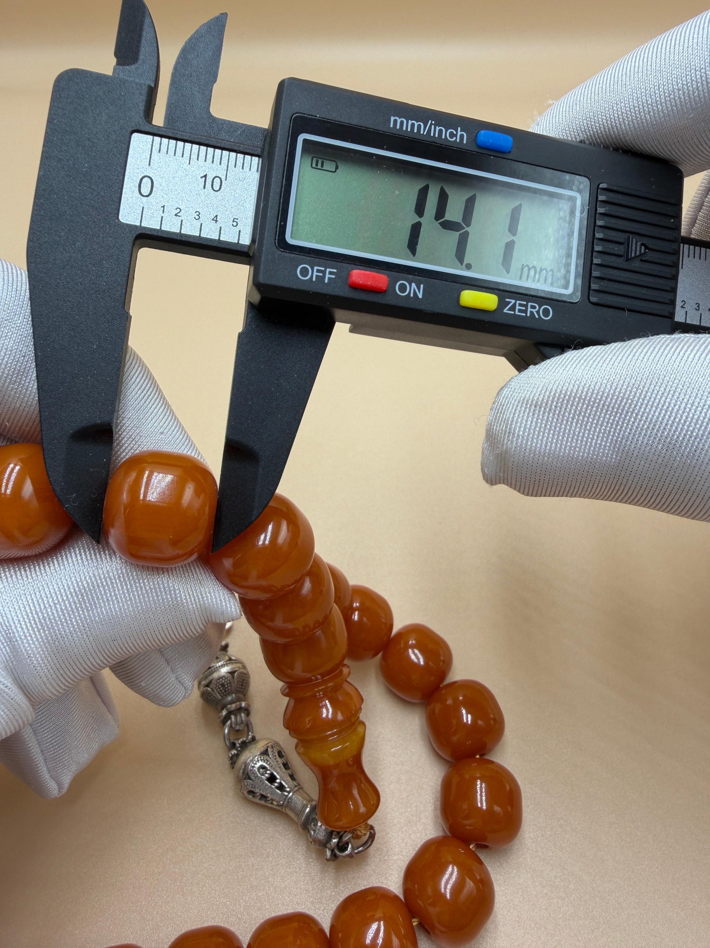 مسباح مسكي قديم، عرق أحمر، مع شرابة مميزة مزخرفة بالعملة العراقية القديمة وشرابة فضة عيار 500.