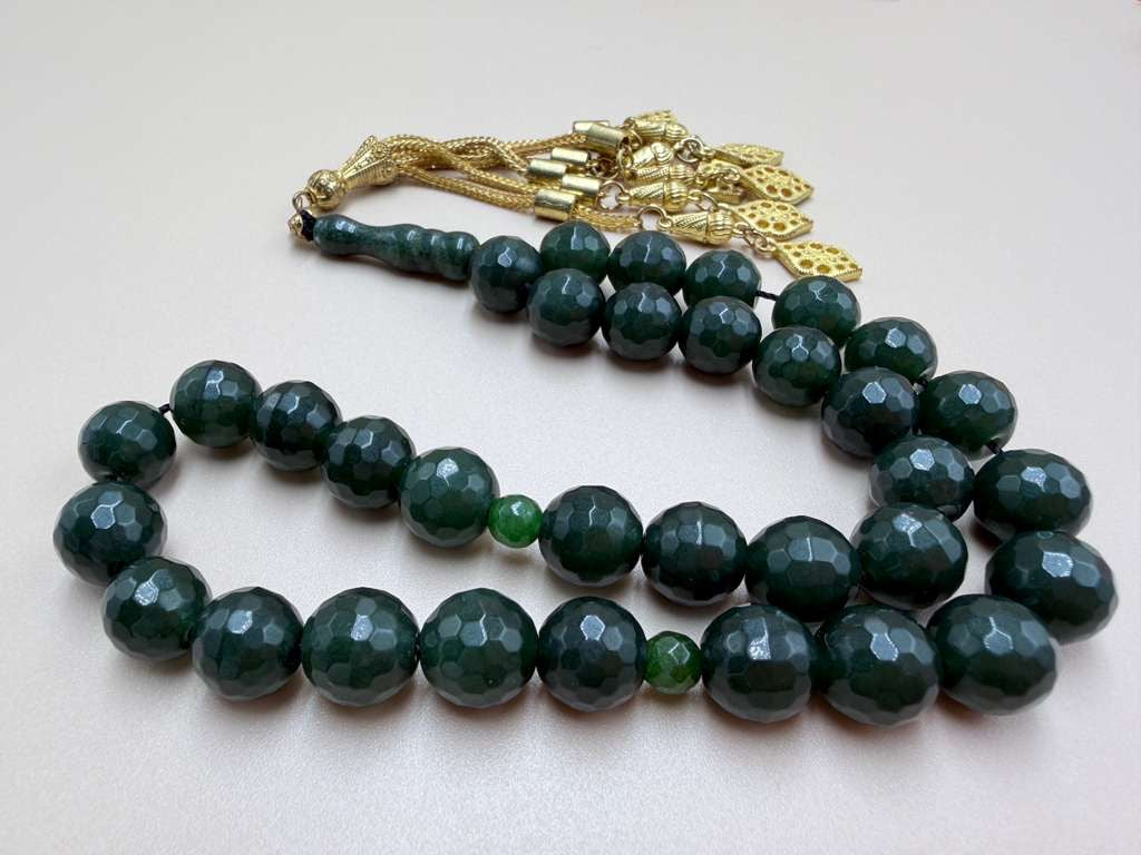 مسباح حجر الحظ الصيني مع شرّابة مطليةChinese Lucky Stone Misbaha with gold-plated tassel.