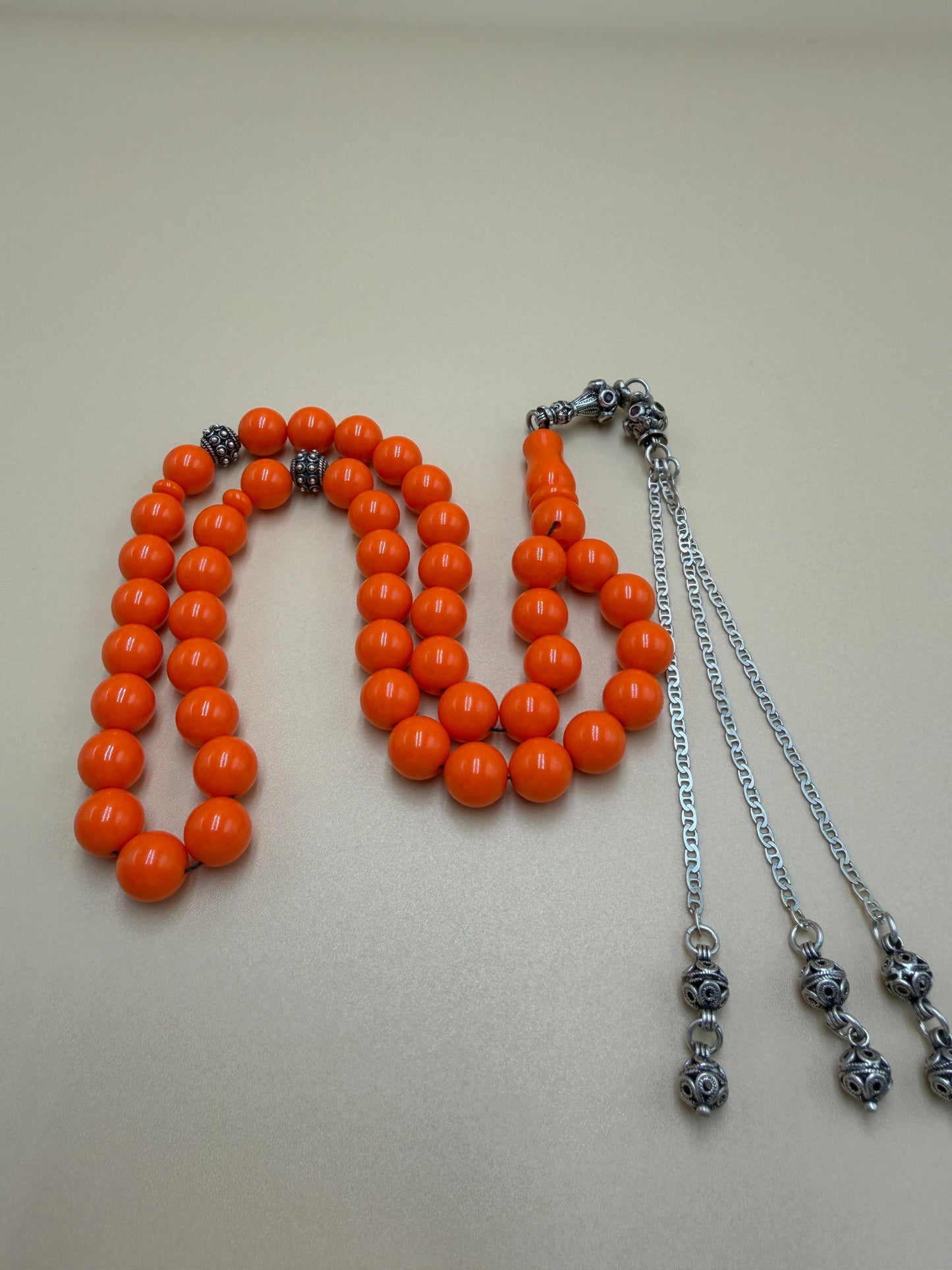 مسباح بولنك خام أنتيك، بخراطة جديدة، مع شرابة وفواصل فضة عيار 925. Antique Raw Bulnek Misbah with New Carving, Featuring Tassel and Spacers in 925 Silver.