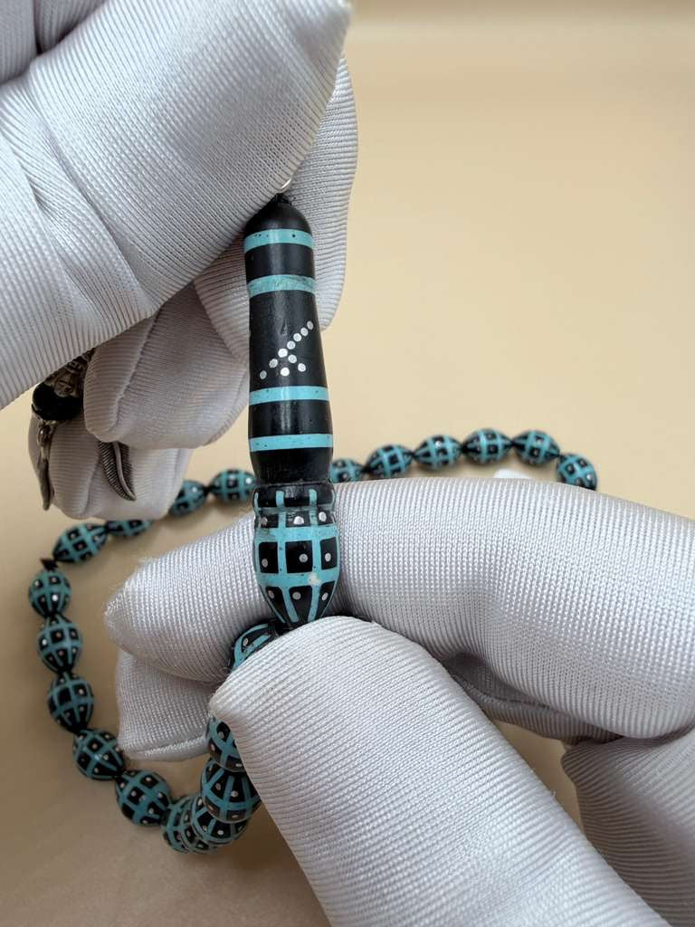 مسباح كوك، مطعّم قصدير وتراب حجر الفيروز.
Kuka Wood Misbah, Inlaid with Tin and Turquoise Stone Powder.