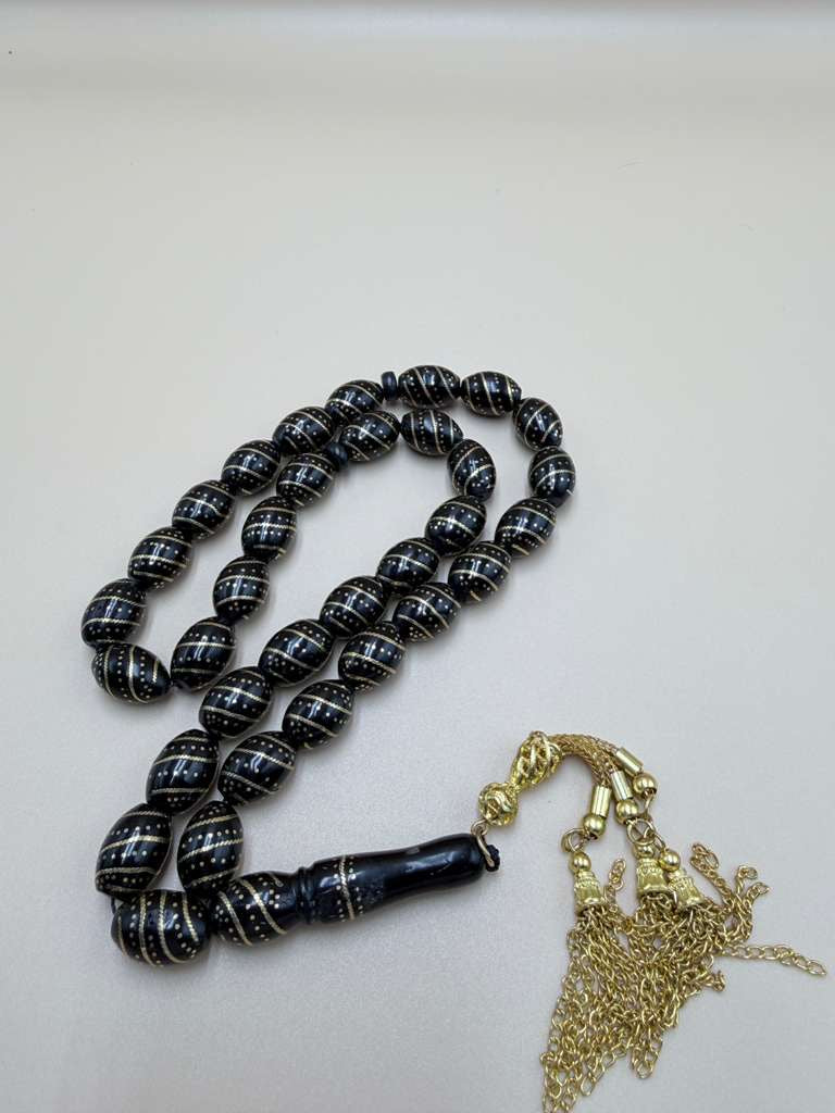 مسباح كوك، مطعّم سكروم، مع شرابة مطليّة ذهب عيار 24 Kuka Wood Misbah, Inlaid with Skroom, with 24K Gold-Plated Tassel.