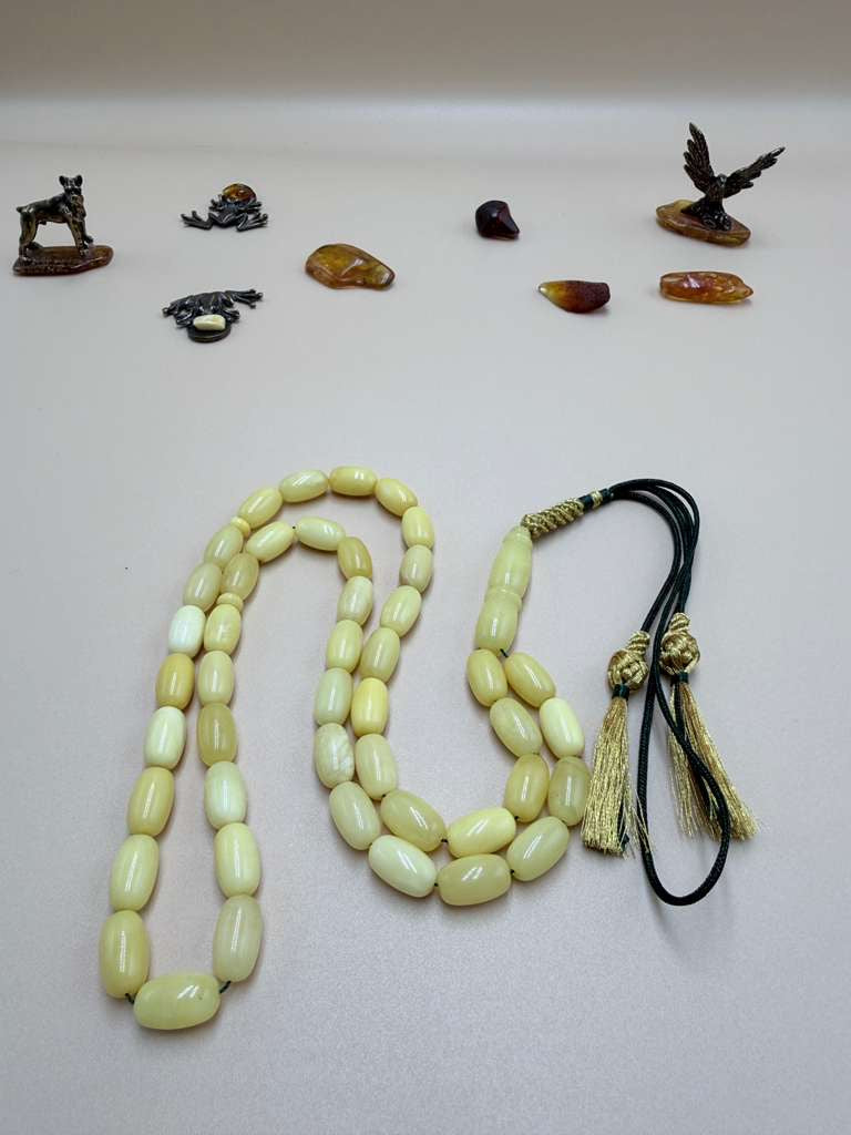 مسباح كهرمان بلطيقي قديم.
Old Baltic Amber Misbaha.