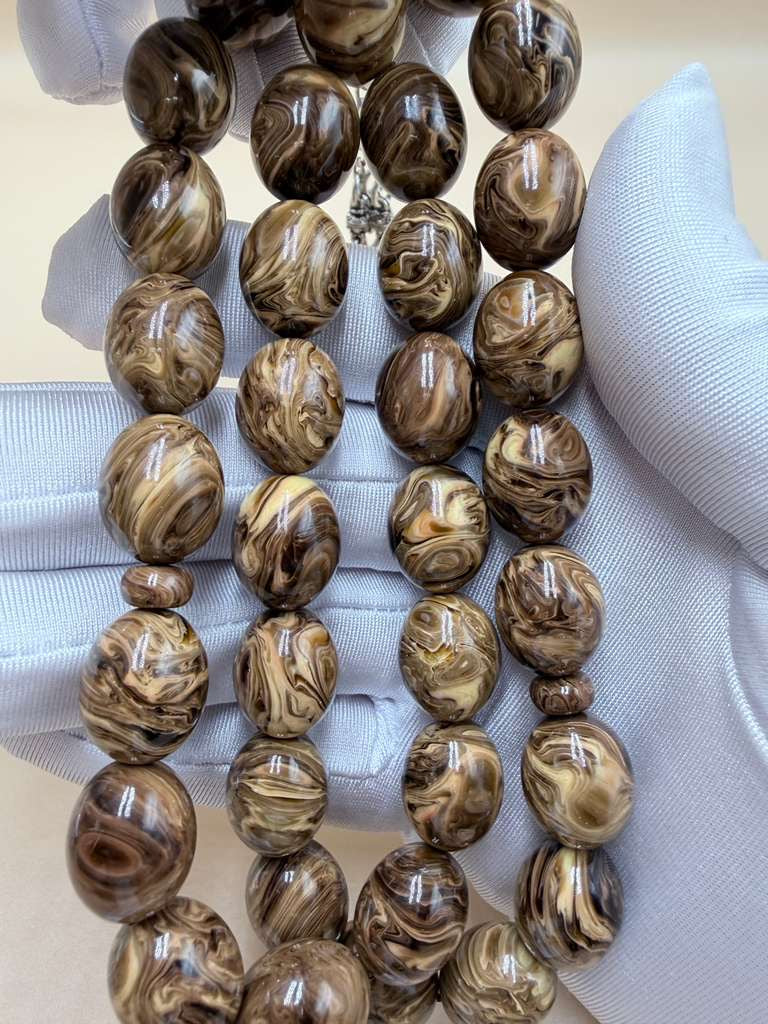 مسباح مسكي خام عصي (دبس وراشي) مع شرّابة فضة عيار ٥٠٠. Raw Musk Misbaha (Dibs & Wrashi sticks) with a 500 silver tassel.