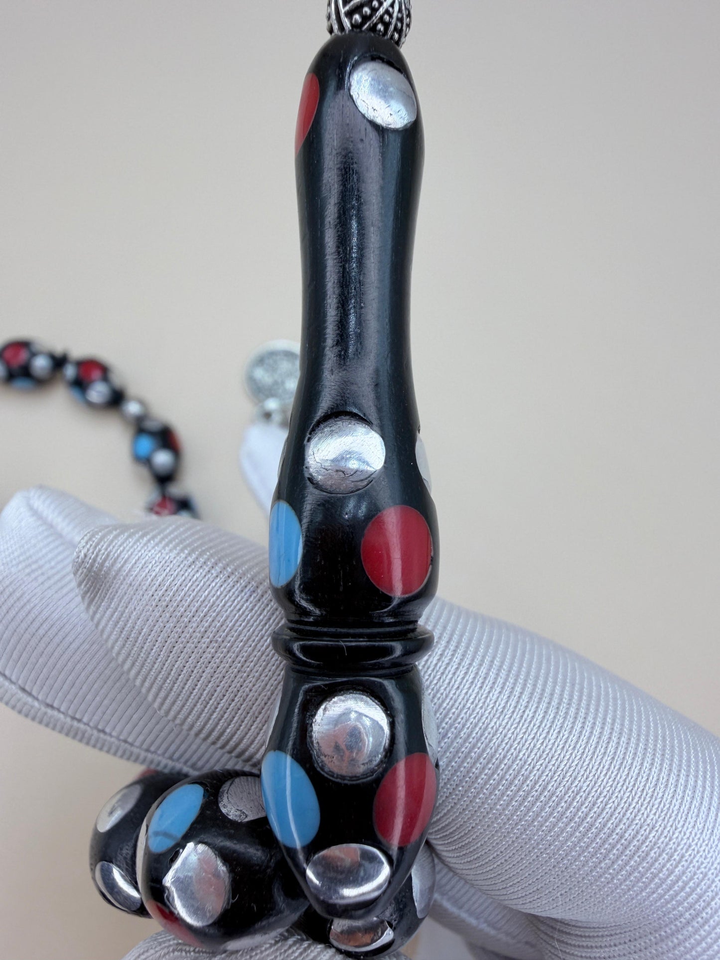 مسباح كوك قديم بتطعيم نحاس ومينا مع أحجارفيروز ومرجان
Vintage Koka Misbaha, inlaid with brass and enamel, featuring Turquoise and Coral stones.