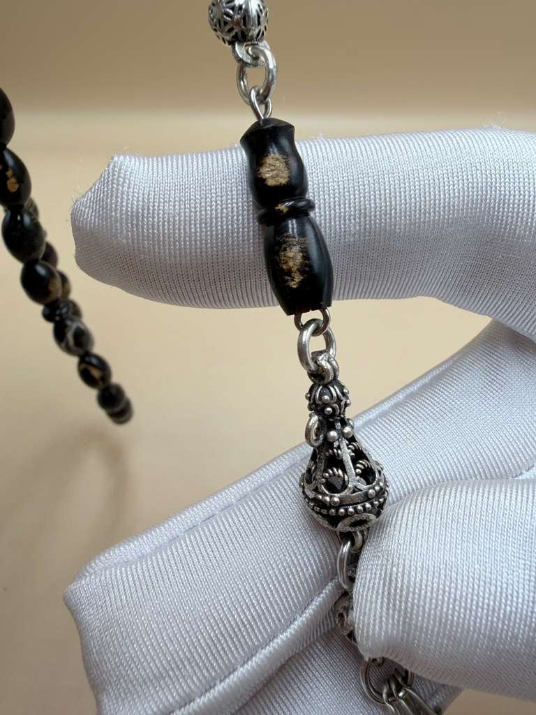 مسباح يسر بحر أحمر ساده، خامة مميّزة مع عروق فاير. Red Sea Coral Misbah, Plain Style, Premium Material with Fire Veins.