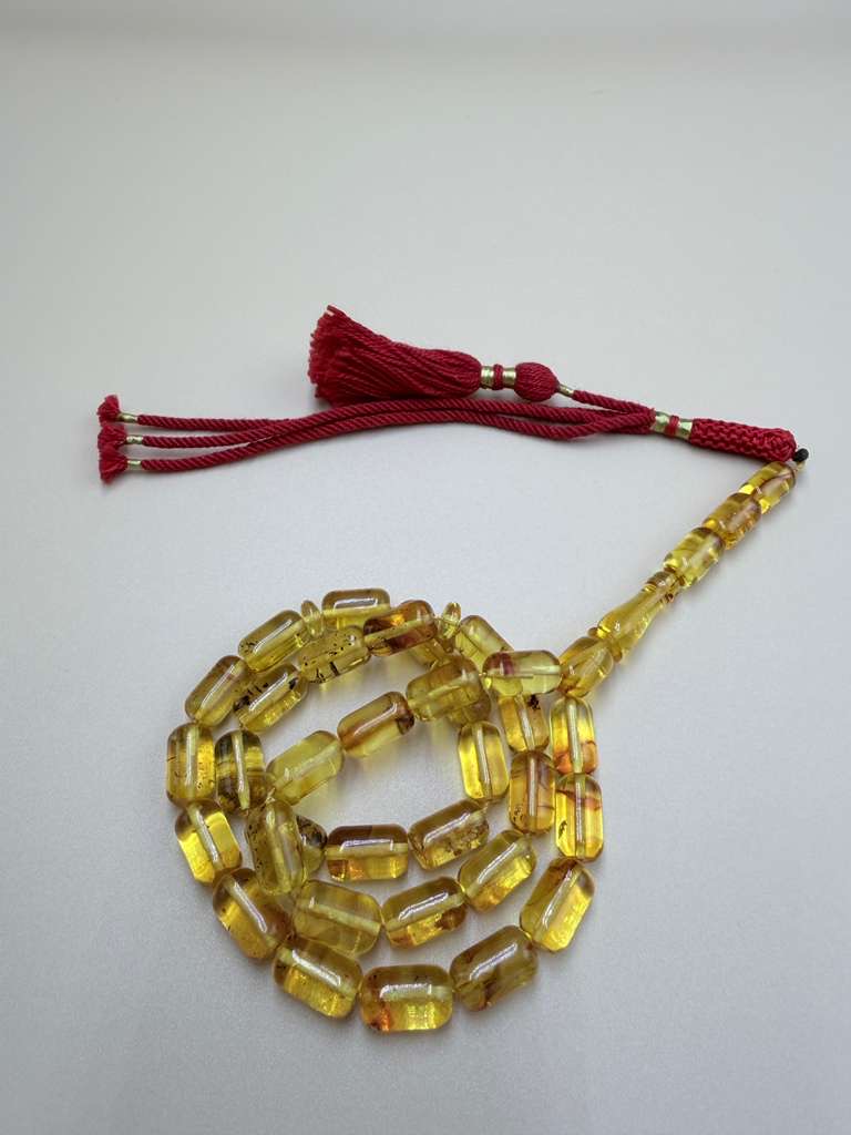مسباح كهرمان شفاف، قليل الشوائب، مع 3 حبات زيادة  Transparent Amber Misbah, Low Inclusions, with 3 Extra Beads.