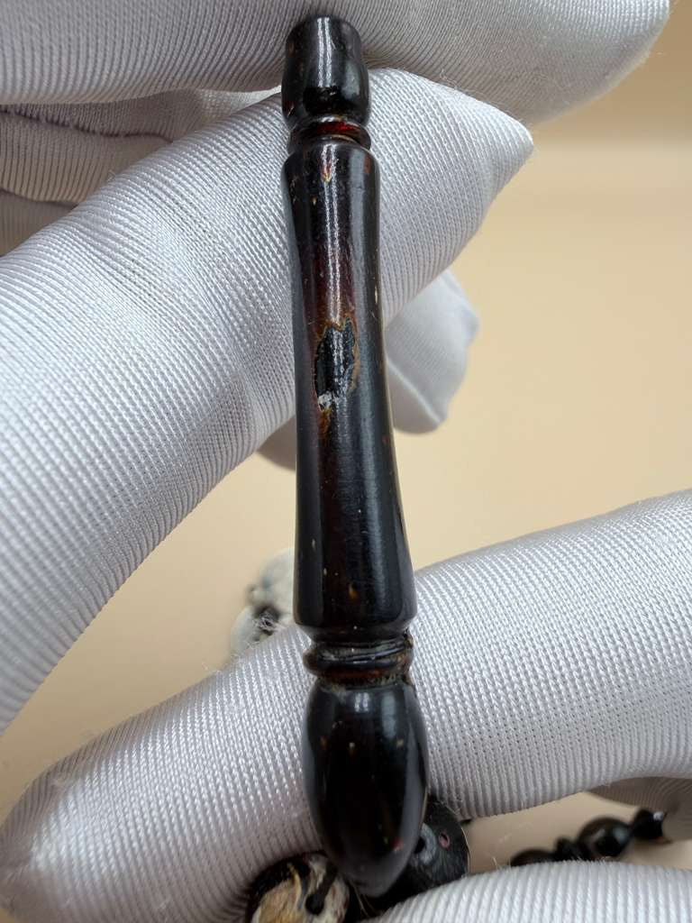 مسباح يسر بحر أحمر ساده، خامة مميّزة مع عروق فاير. Red Sea Coral Misbah, Plain Style, Premium Material with Fire Veins.