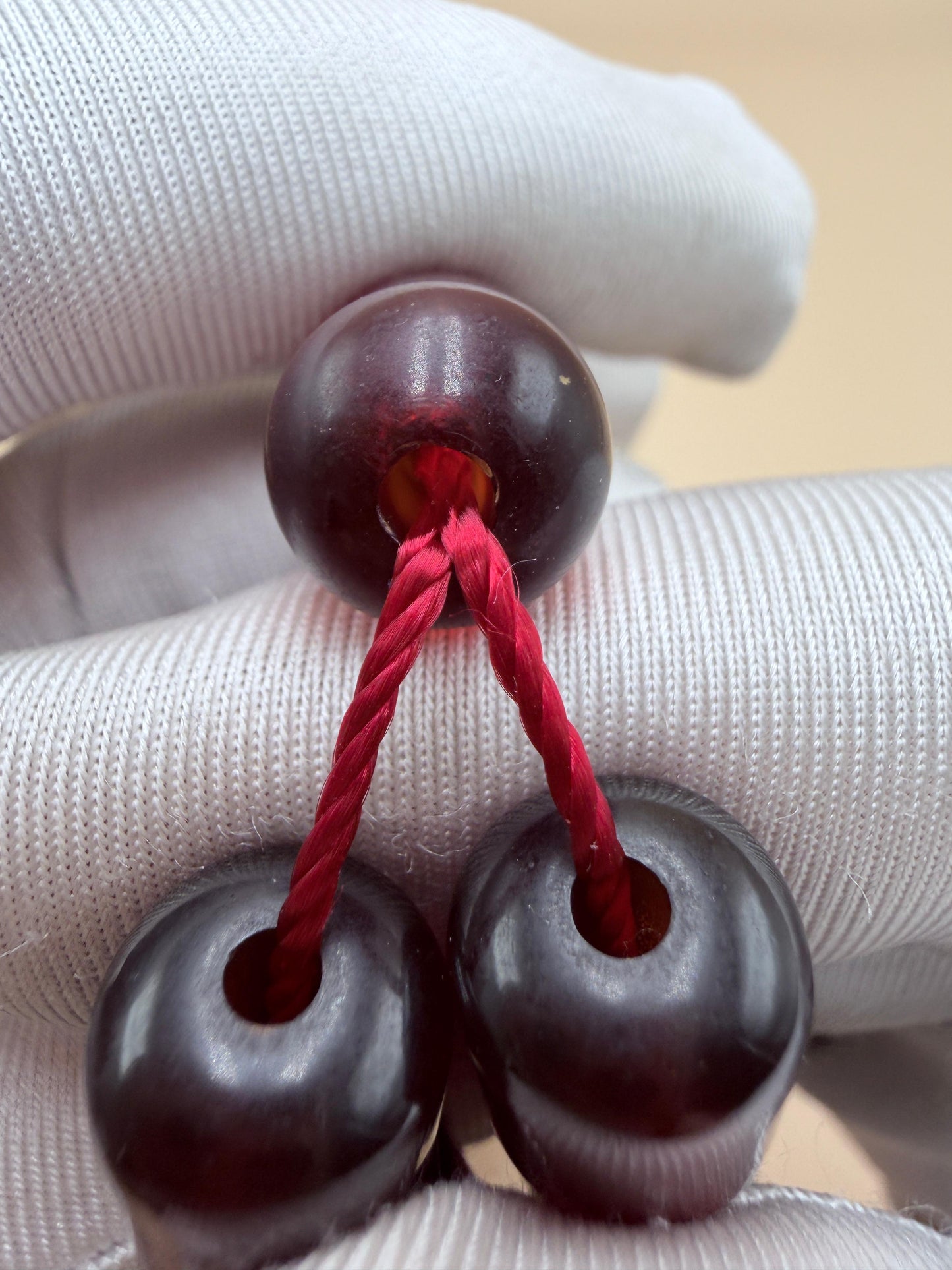 مسباح سندلوس مأنتك، تقليد بيت عنوز مع شرابة فضّة عيار 500.
Antique-style Sandalus Misbah, Anouz House replica, with a 500-grade silver tassel.