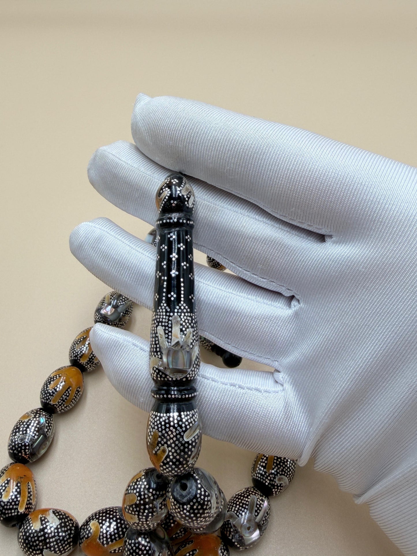 يسر بحر أحمر، مرصّع بالفضّة الخالصة عيار 925، ومزيّن بـ المرجان الطبيعي والصدف الأسترالي.

Red Sea Yusr, set in 925 sterling silver, adorned with natural coral and Australian mother of pearl.