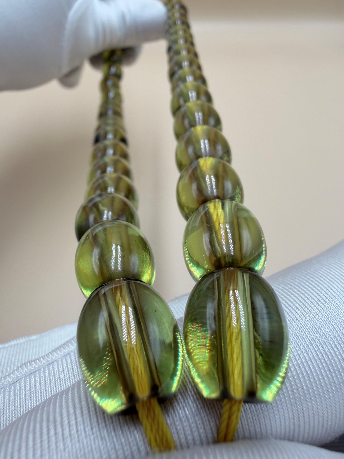 مسباح سندلوس شفاف أخضر — قطعة نوادر.
Misbah made of transparent green Sandalus — a rare piece.