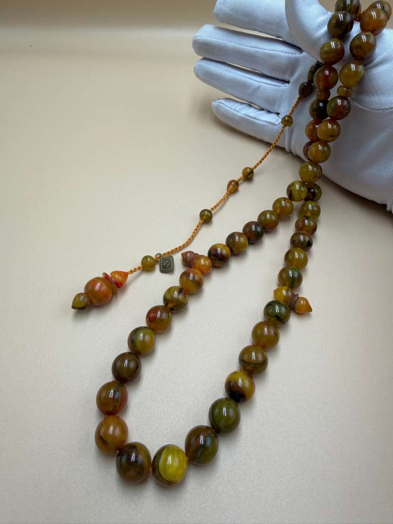 مسباح مسكي مميز، بخراطة مجد، عدد 45 خرزة.
Distinctive Musk Misbah with Majd Carving, 45 Beads.