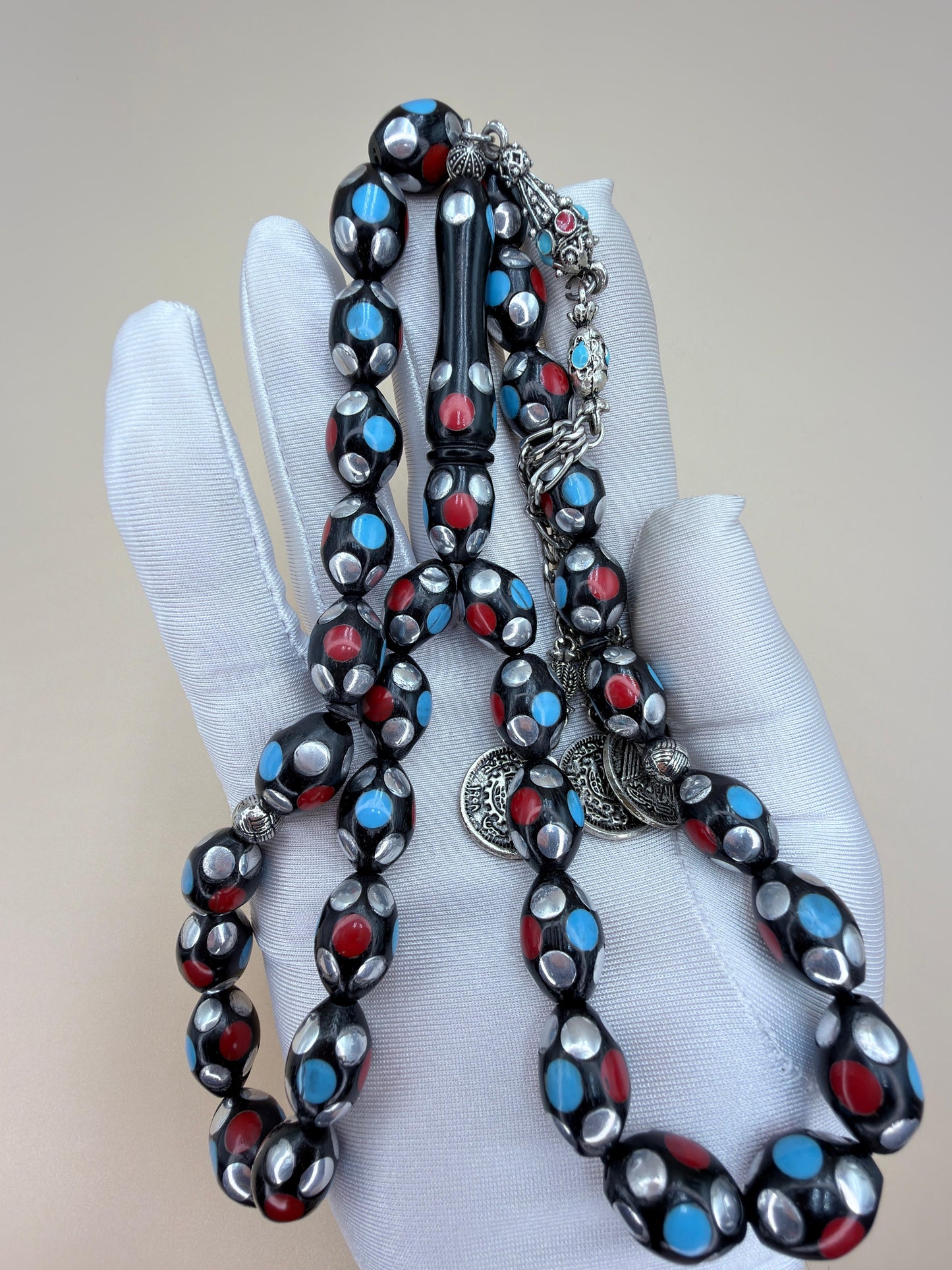 مسباح كوك قديم بتطعيم نحاس ومينا مع أحجارفيروز ومرجان
Vintage Koka Misbaha, inlaid with brass and enamel, featuring Turquoise and Coral stones.