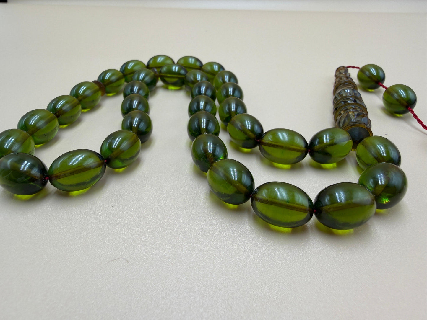 مسباح سندلوس شفاف نفطي، مع شاهد مميّز منقوش. Transparent Oily Sandalwood Misbah with a Distinctively Engraved Marker.