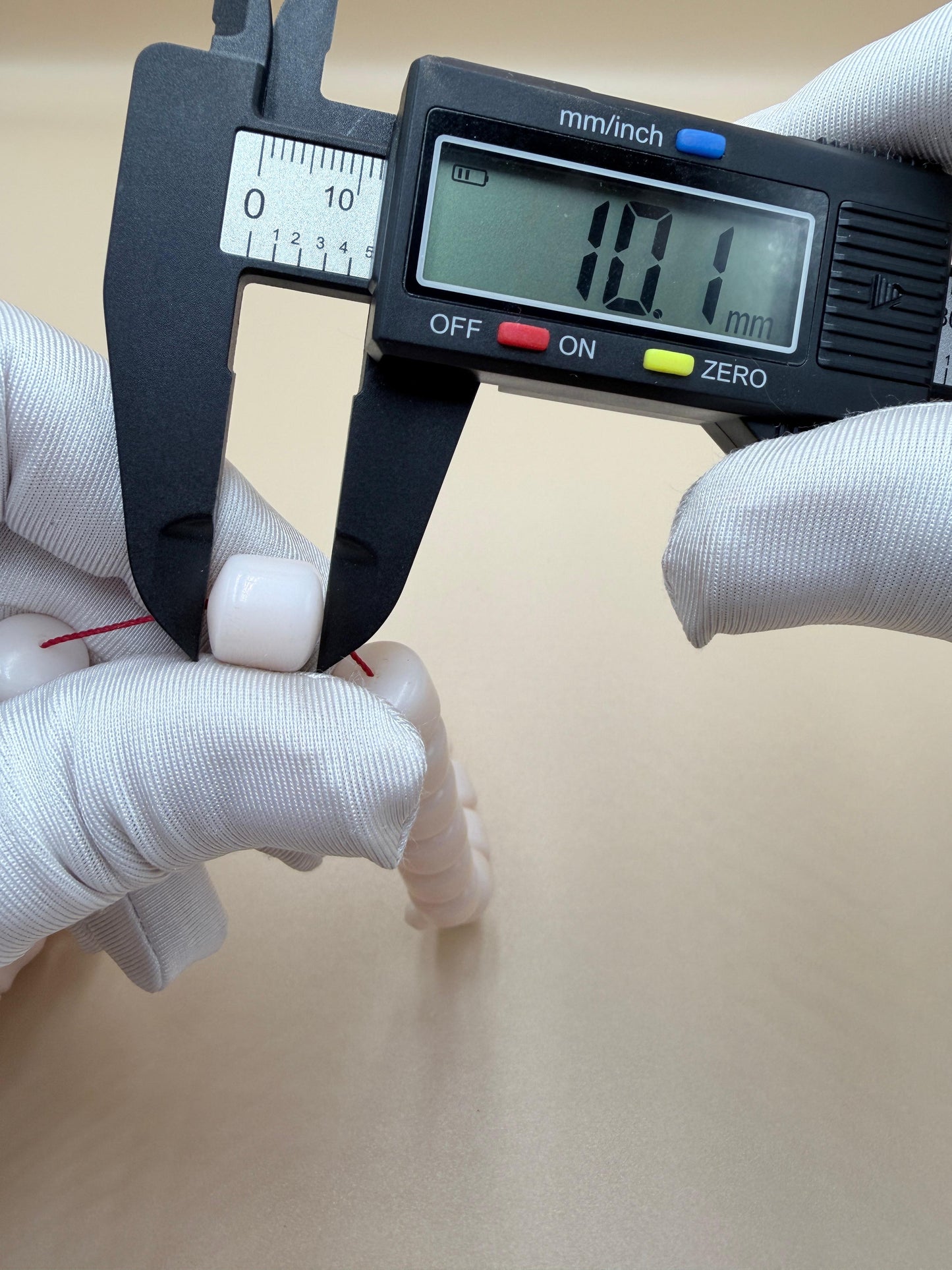 مسباح دومينو صب جديد، مع أمامة احتياطية وكبوس.

New Domino Misbah, with an extra head and cap.