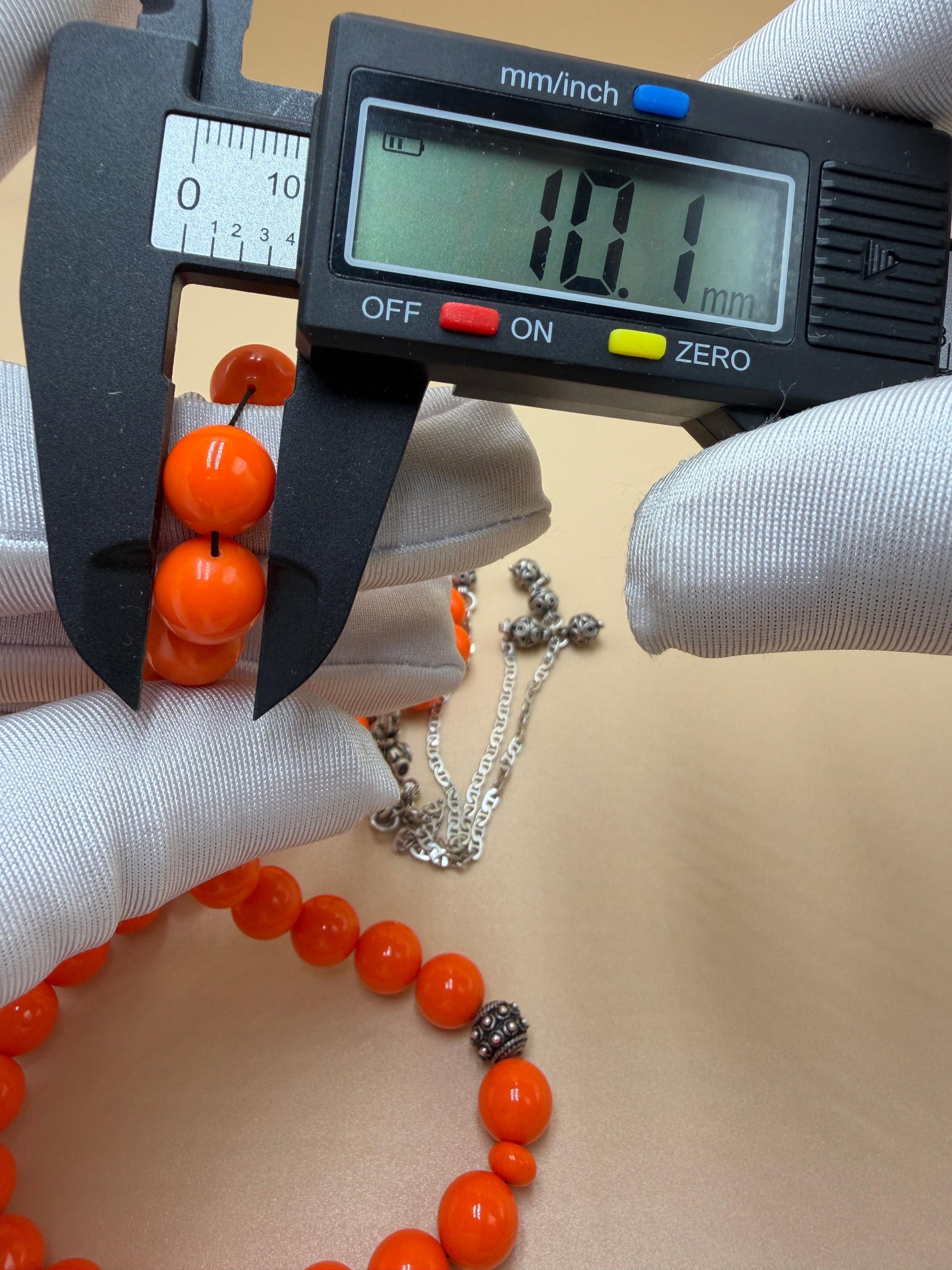 مسباح بولنك خام أنتيك، بخراطة جديدة، مع شرابة وفواصل فضة عيار 925. Antique Raw Bulnek Misbah with New Carving, Featuring Tassel and Spacers in 925 Silver.