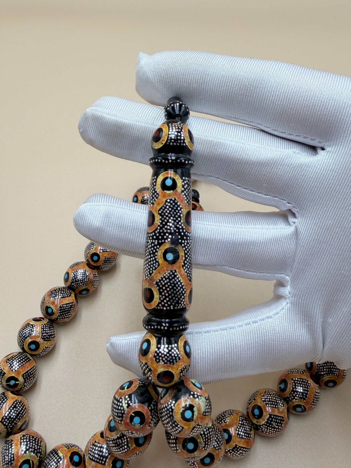 Antique Red Sea Coral
Inlaid with 925 sterling silver, featuring natural amber, coral, and turquoise. يسر بحر أحمر أنتيك
مطعّم بالفضّة الخالصة عيار 925، ومزيّن بأحجار الكهرمان الطبيعي، والمرجان، والفيروز