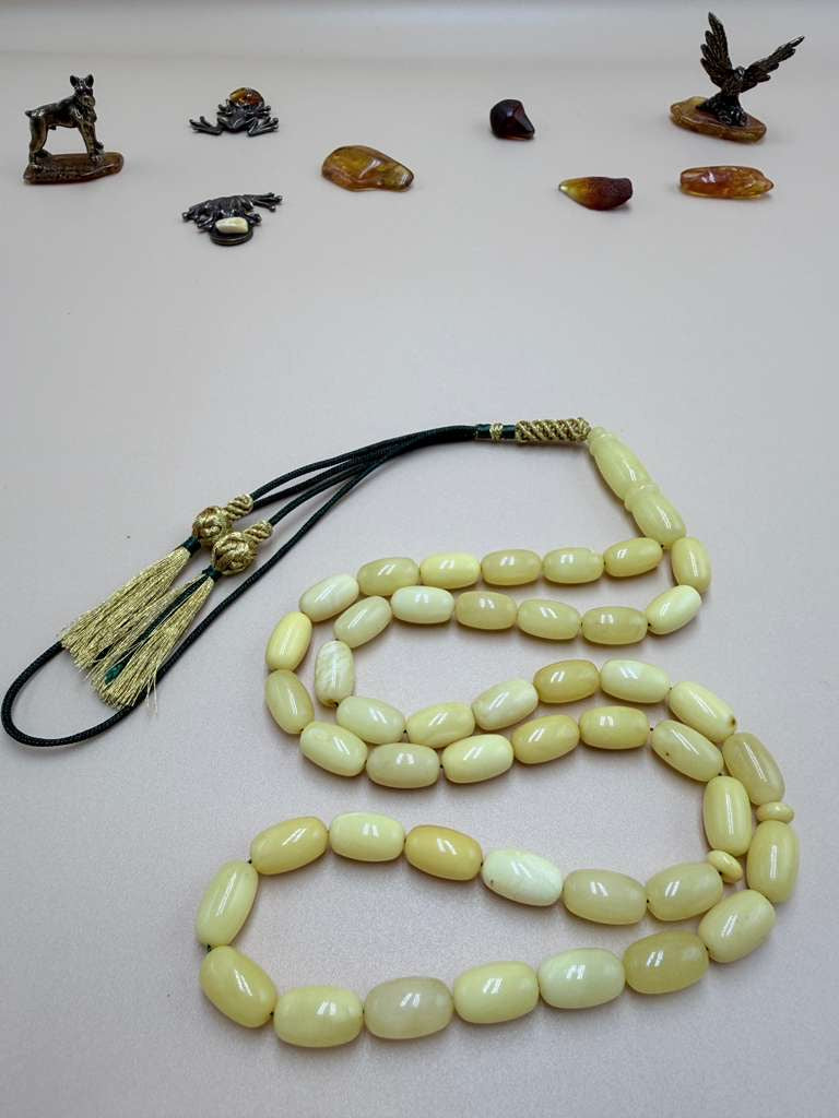 مسباح كهرمان بلطيقي قديم.
Old Baltic Amber Misbaha.