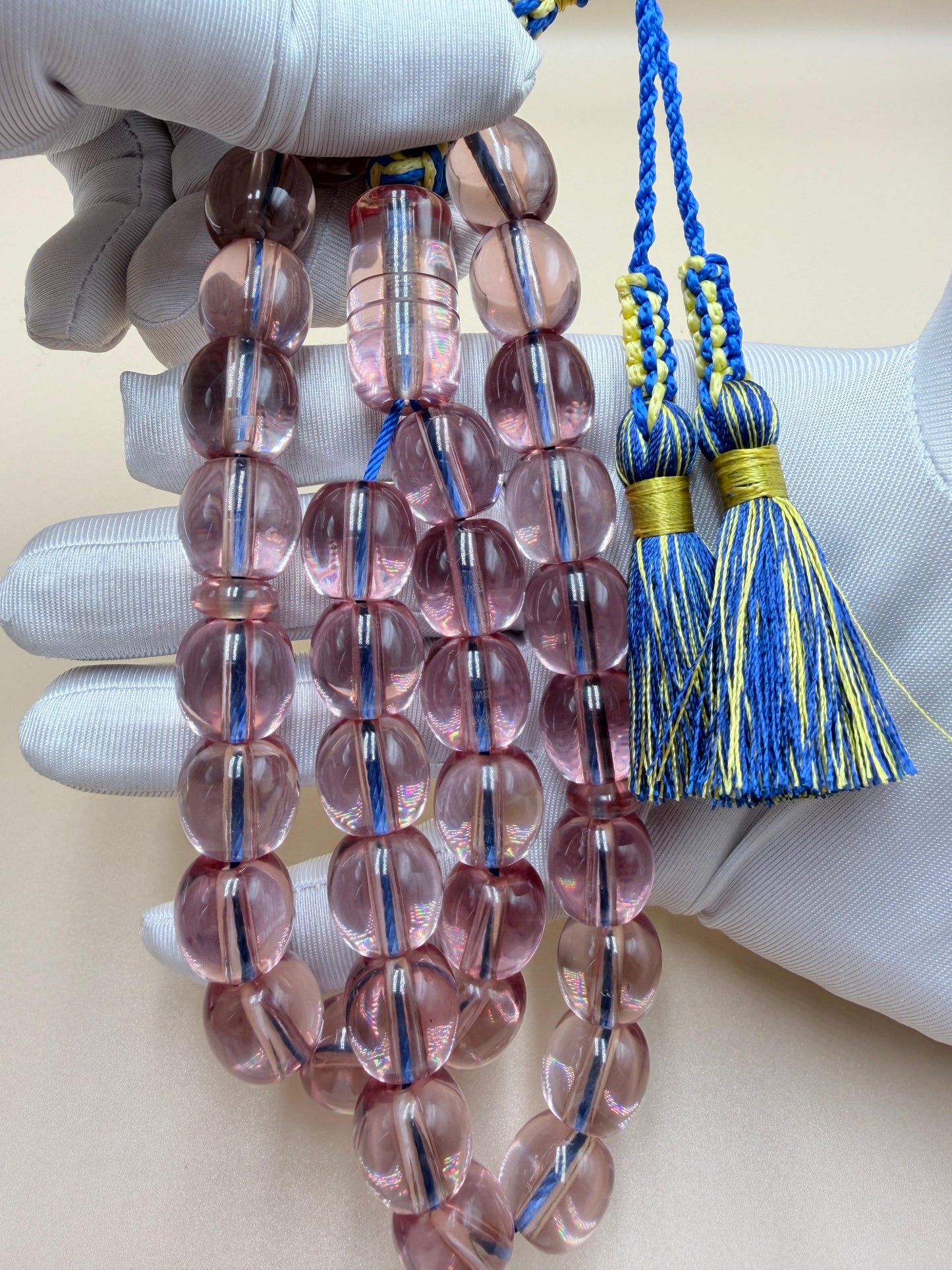 مسباح سندلوس شفاف وردي — قطعة نوادر.
Misbah made of transparent pink Sandalus — a rare piece.