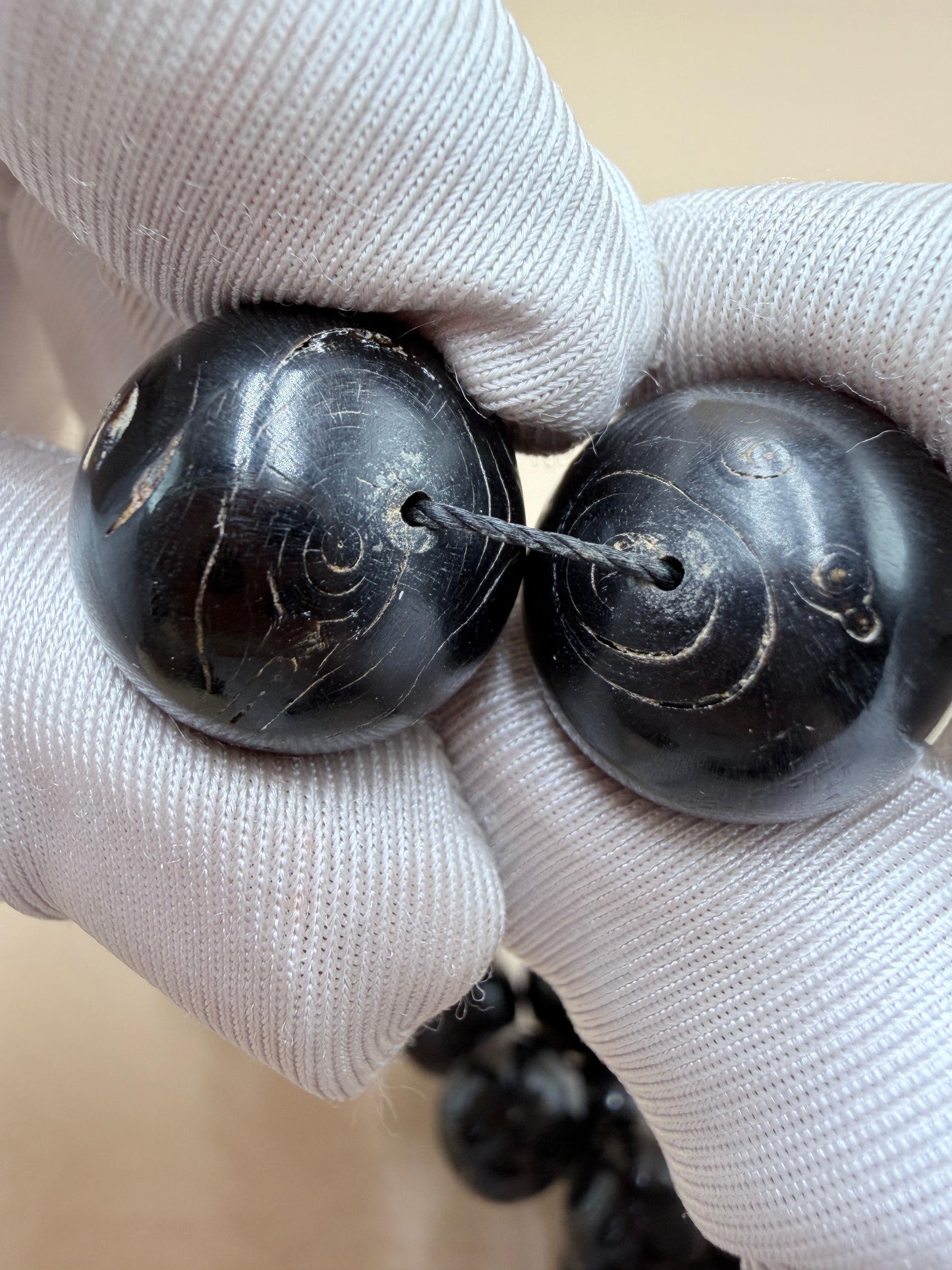 يسر بحر أحمر ساده
أنتيك قديم – حجم جامبو
مع شاهد مطعّم بالعاج
Plain Red Sea Yusr
Antique –