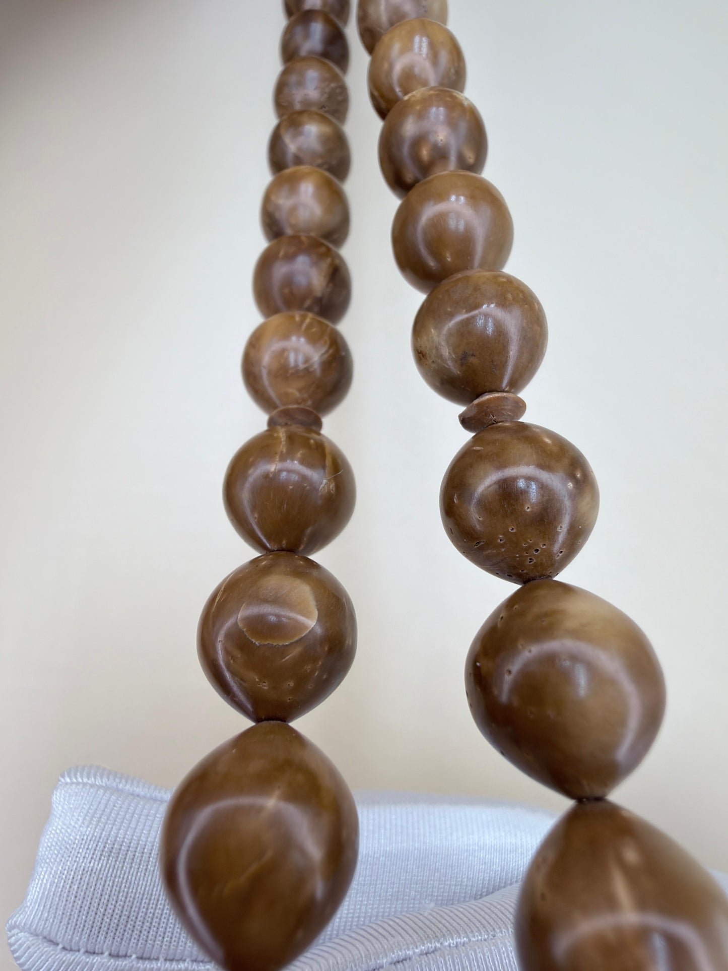 مسباح نارجيل (كوك) مع شاهد منحوت يدوياً 
Coconut (Koka) Misbaha with a hand-carved shahid bead, crafted with artistic detail.