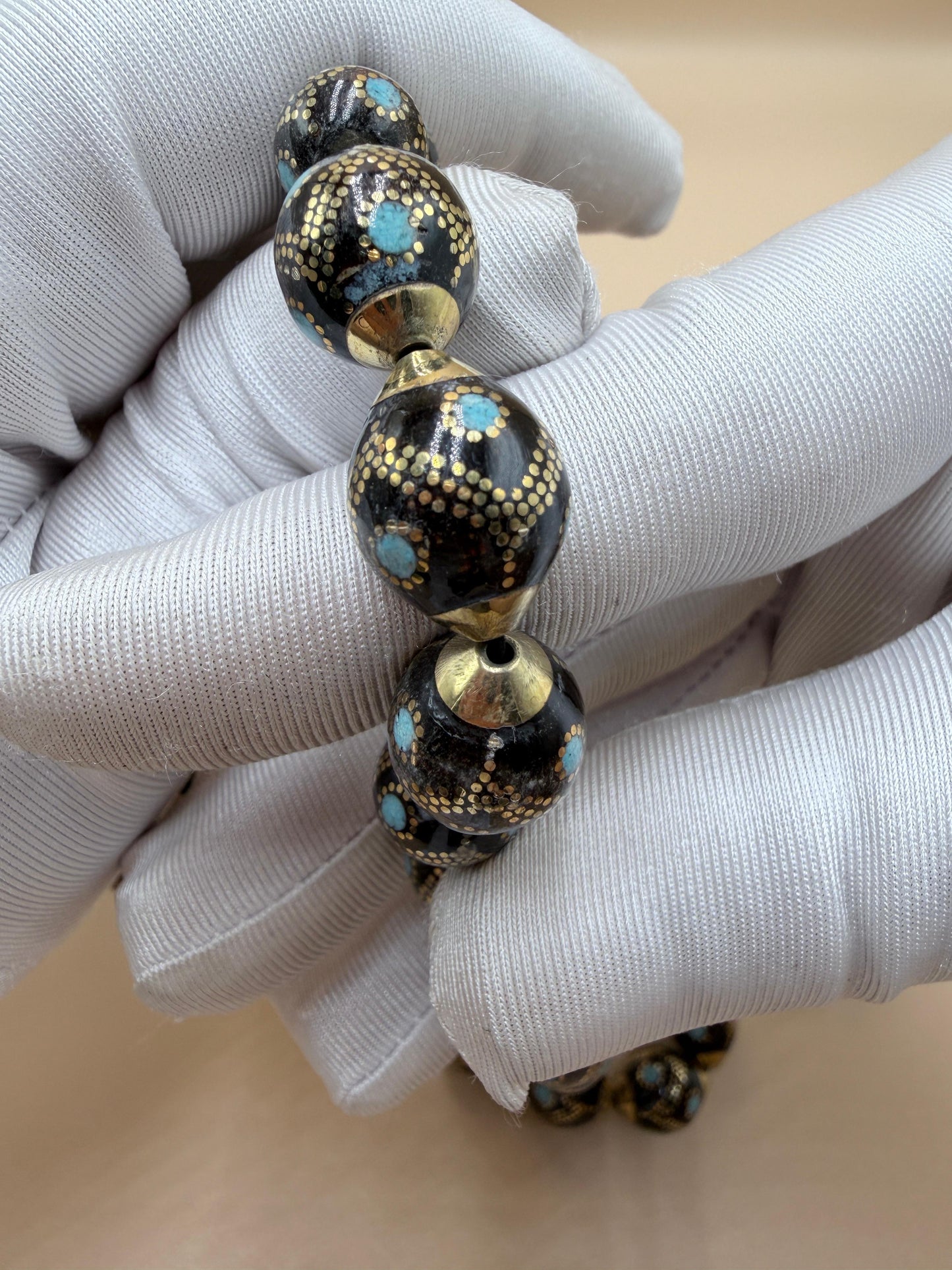 مسباح – قطعة محمود طرزان – يسر بحر أحمر الرائعة، مطعّمة بالسكروم والفيروز الطبيعي، تجمع بين الأصالة والفخامة.
Misbah – A stunning Mahmoud Tarzan – Red Sea Yusr, inlaid with scrom and natural turquoise — combining heritage with elegan