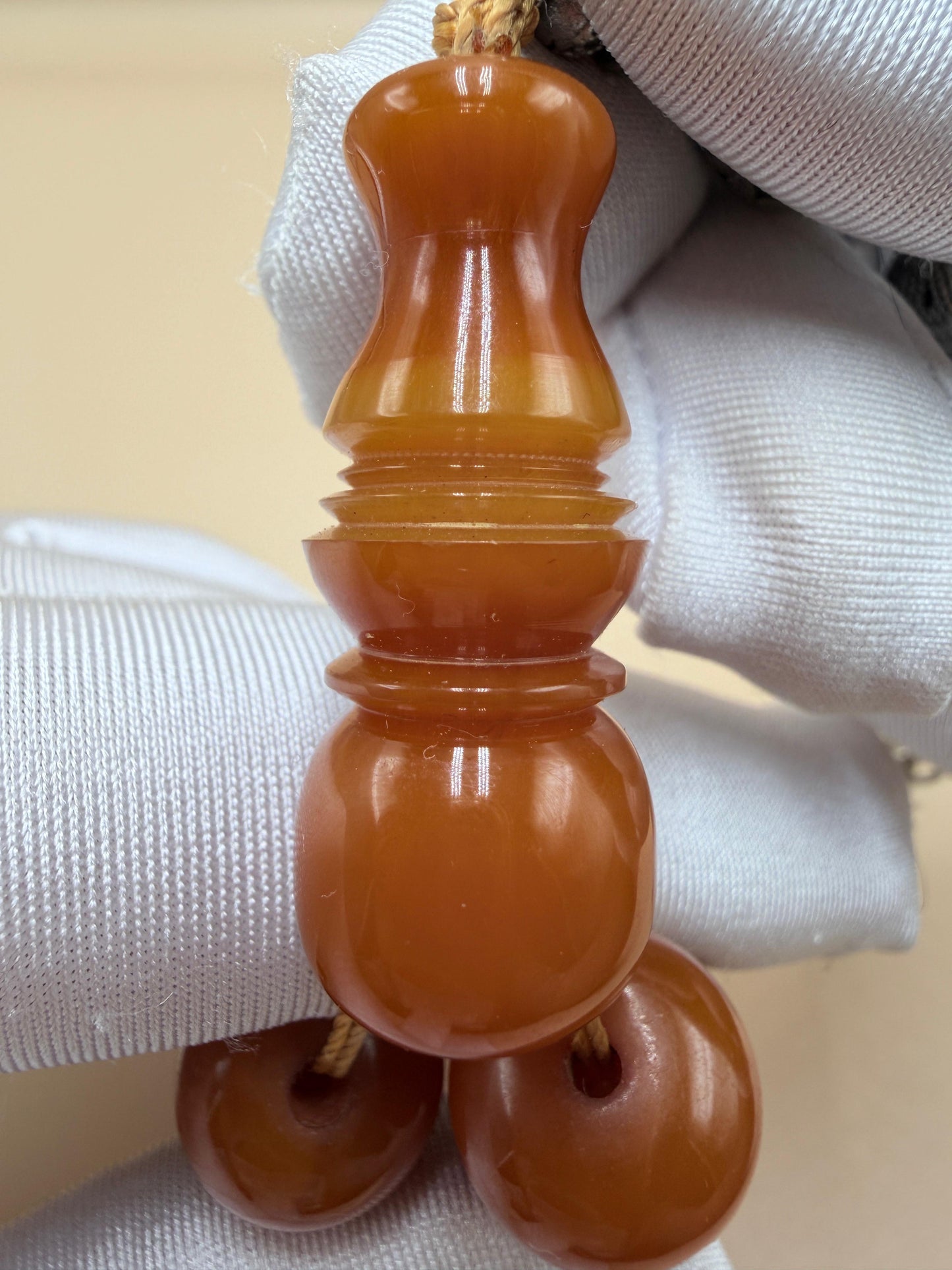 مسباح مسكي قديم، عرق أحمر، مع شرابة مميزة مزخرفة بالعملة العراقية القديمة وشرابة فضة عيار 500.