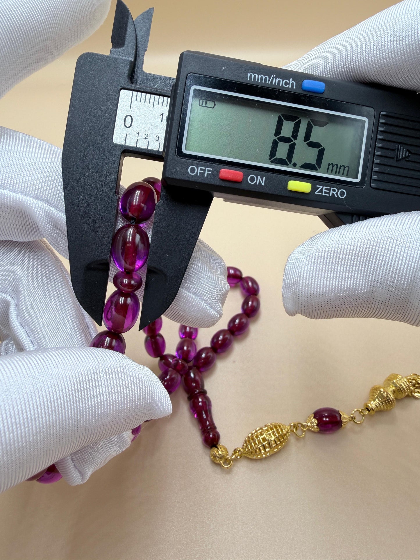 مسباح سندلوس كفّيه مع شرّابة مطلية ذهب
Sandaloos Misbaha (Kaffiyeh style)
With gold-plated tassel