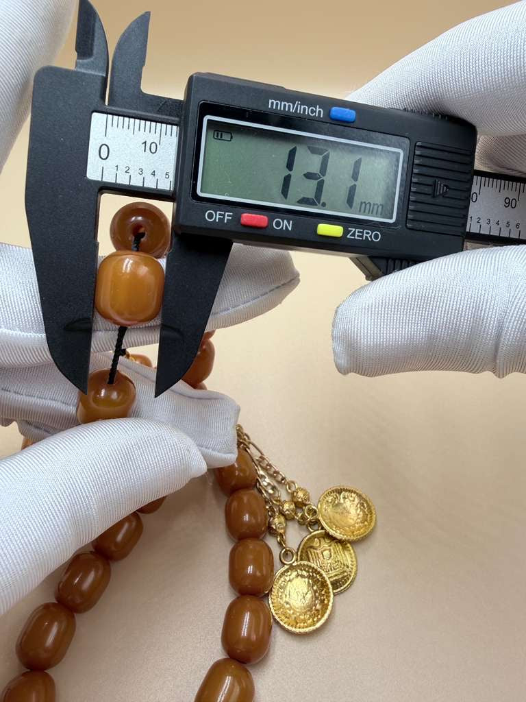 مسباح مسكي خام قديم، مع شرابة مطليّة ذهب 24K. Old Raw Musk Misbah with 24K Gold-Plated Tassel.