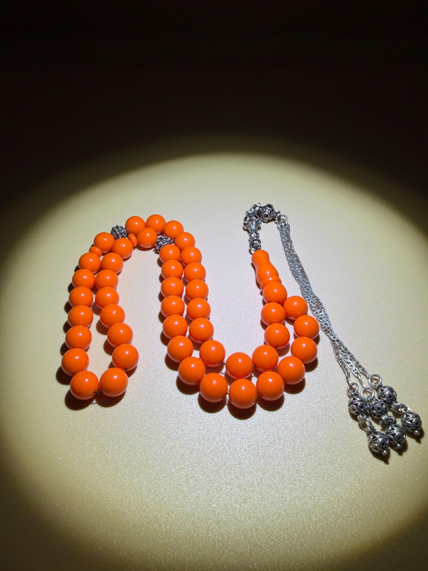 مسباح بولنك خام أنتيك، بخراطة جديدة، مع شرابة وفواصل فضة عيار 925. Antique Raw Bulnek Misbah with New Carving, Featuring Tassel and Spacers in 925 Silver.