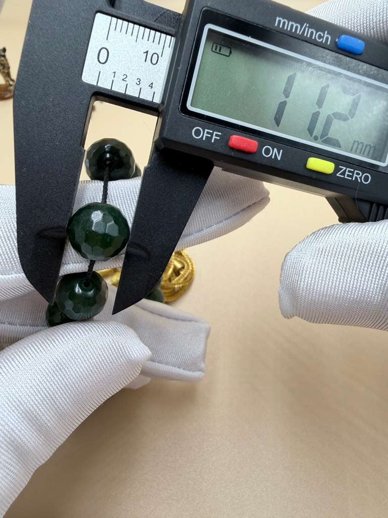 مسباح حجر الحظ الصيني مع شرّابة مطليةChinese Lucky Stone Misbaha with gold-plated tassel.