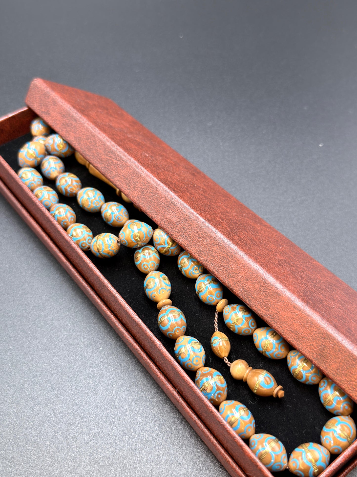مسباح نارجيل مطعم نحاس ومينا فيروزnarjil cook -wood Misbaha inlaid with copper Coconut-wood Misbaha inlaid with copper and accented with turquoise enamel.