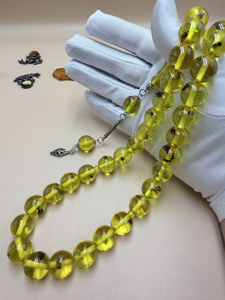 مسباح سندلوس داخله حشرات. Sandalwood Misbaha with natural insects inside.