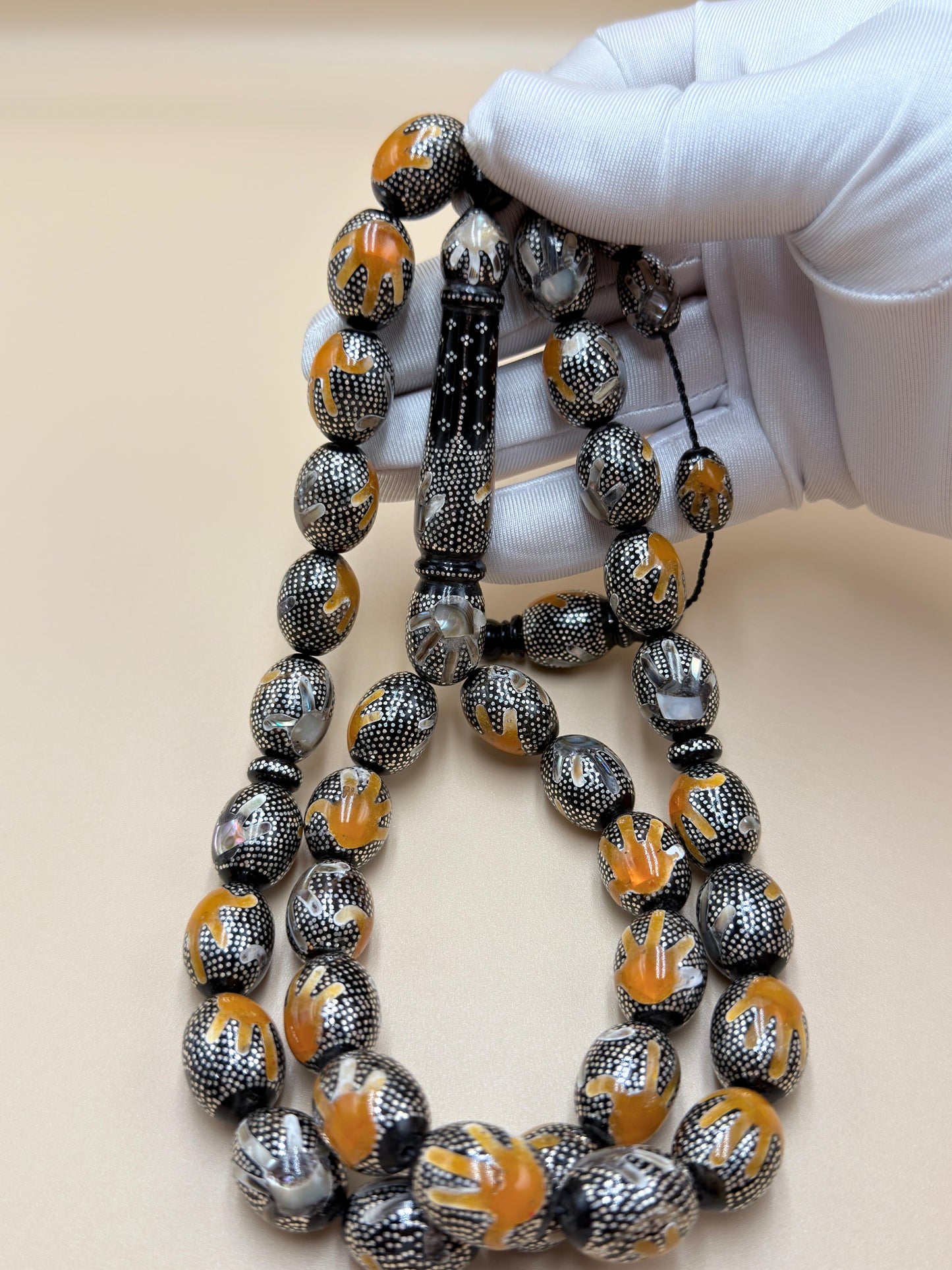 يسر بحر أحمر، مرصّع بالفضّة الخالصة عيار 925، ومزيّن بـ المرجان الطبيعي والصدف الأسترالي.

Red Sea Yusr, set in 925 sterling silver, adorned with natural coral and Australian mother of pearl.