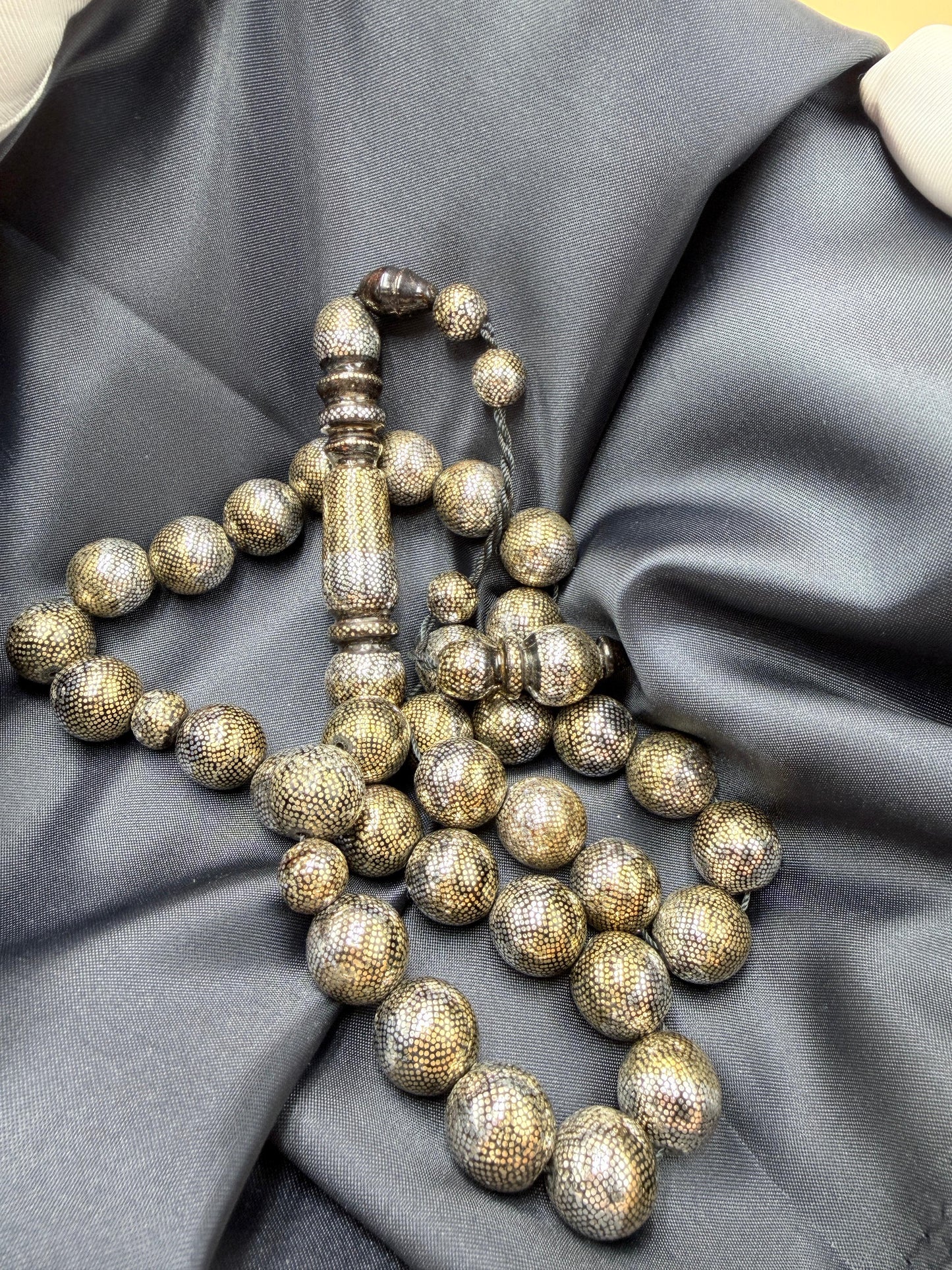 مسباح محمود طرزان – يسر بحر أحمر بتطعيم فضّة وسكروم، إصدار الشبح.
Mahmoud Tarzan rosary – Red Sea Yusr, inlaid with silver and scrom, Phantom edition.