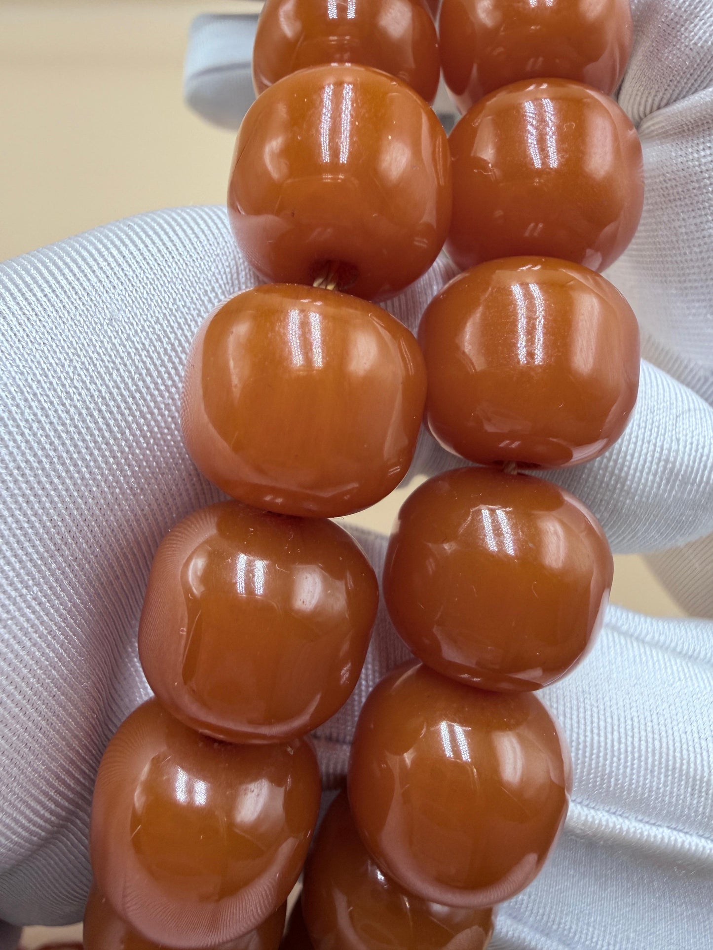 مسباح مسكي قديم، عرق أحمر، مع شرابة مميزة مزخرفة بالعملة العراقية القديمة وشرابة فضة عيار 500.