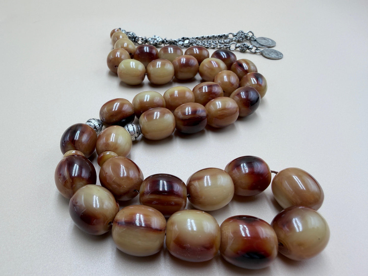 مسباح سندلوس خام عصيان مع شرّابة فضة عيار ٥٠٠. Raw Sandalwood Misbaha with natural stick beads, finished with a 500 silver tassel.