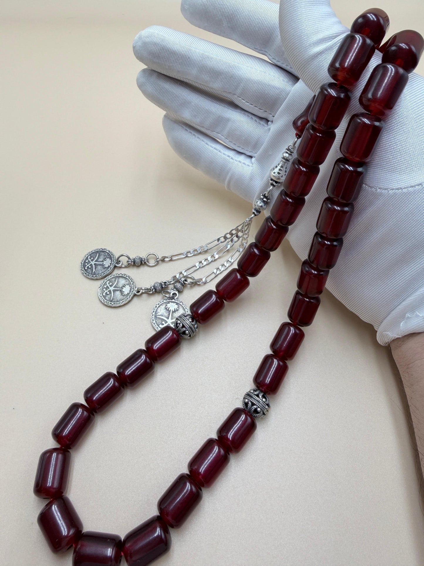 مسباح سندلوس مأنتك، تقليد بيت عنوز مع شرابة فضّة عيار 500.
Antique-style Sandalus Misbah, Anouz House replica, with a 500-grade silver tassel.