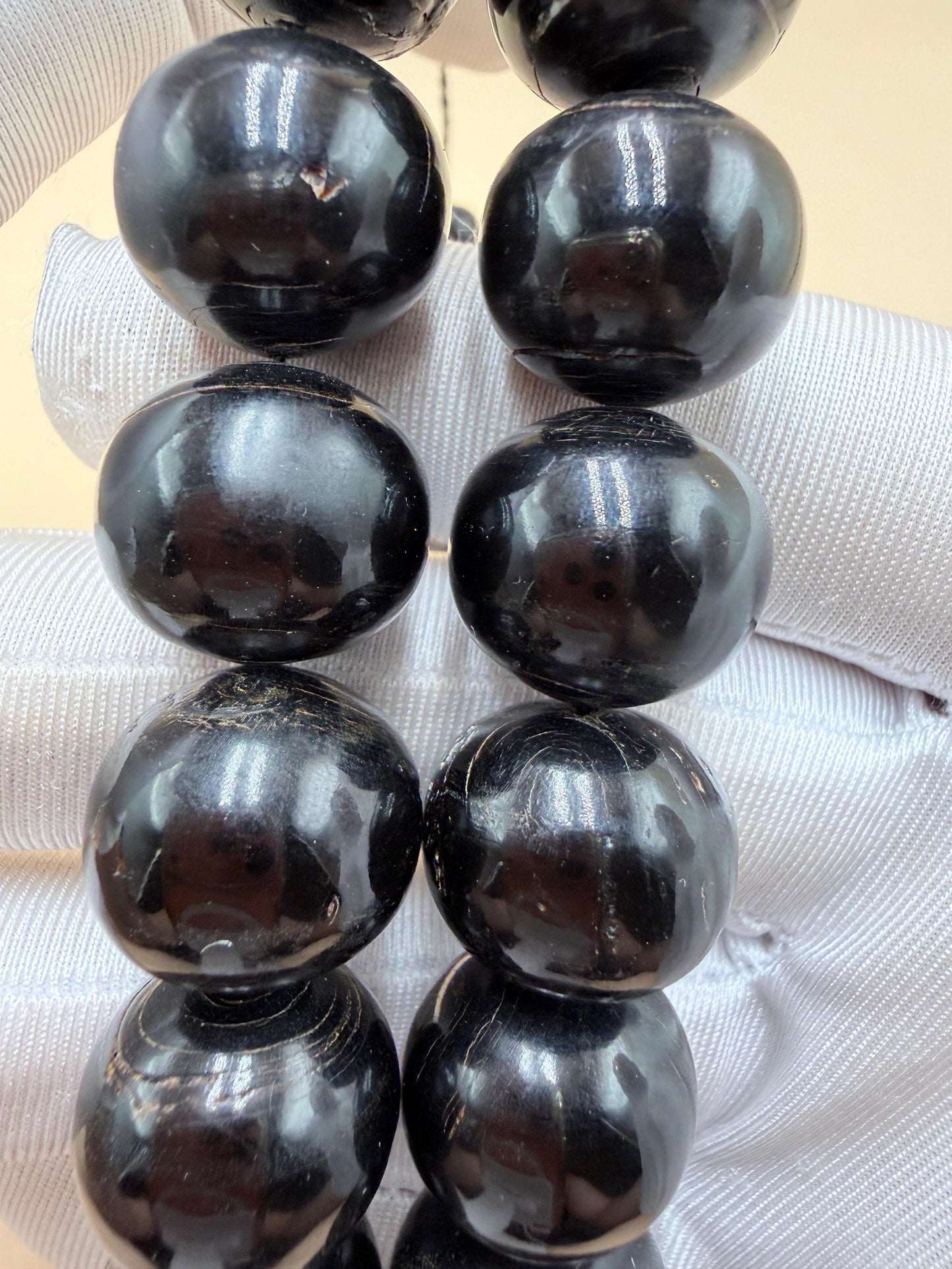 يسر بحر أحمر ساده
أنتيك قديم – حجم جامبو
مع شاهد مطعّم بالعاج
Plain Red Sea Yusr
Antique –