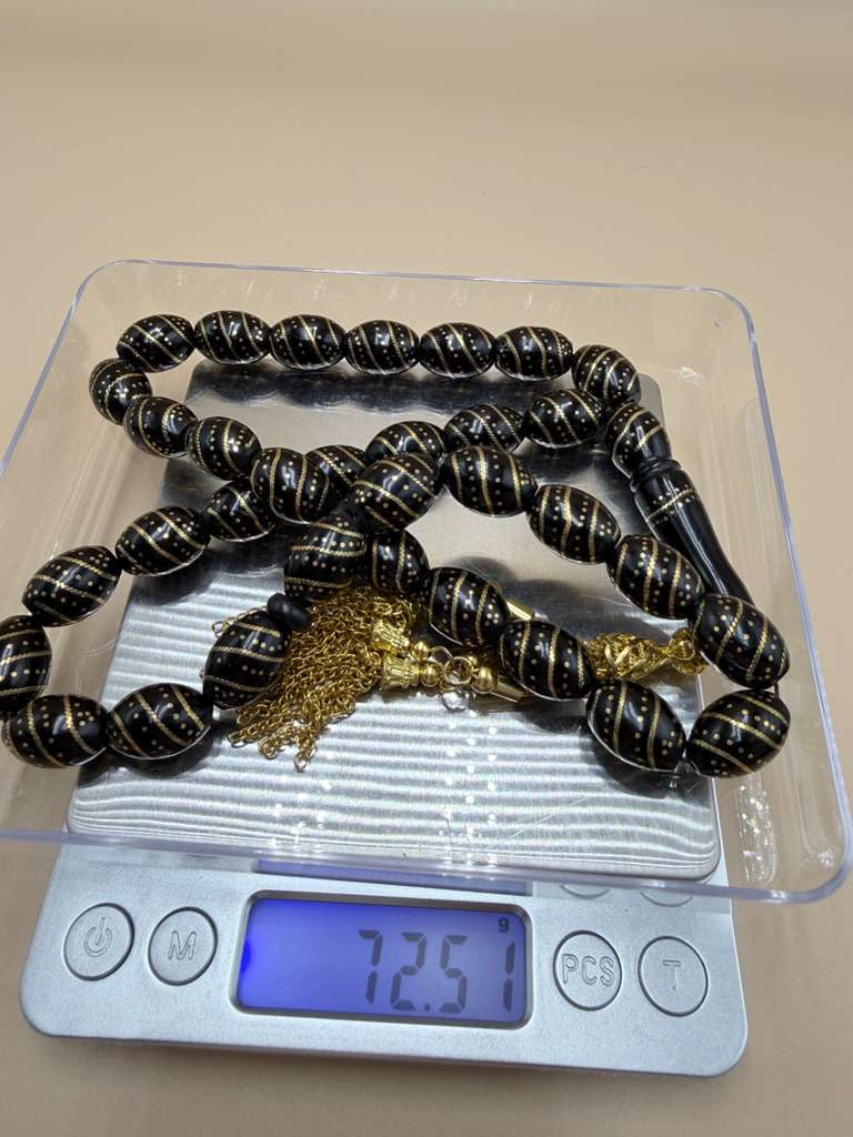 مسباح كوك، مطعّم سكروم، مع شرابة مطليّة ذهب عيار 24 Kuka Wood Misbah, Inlaid with Skroom, with 24K Gold-Plated Tassel.