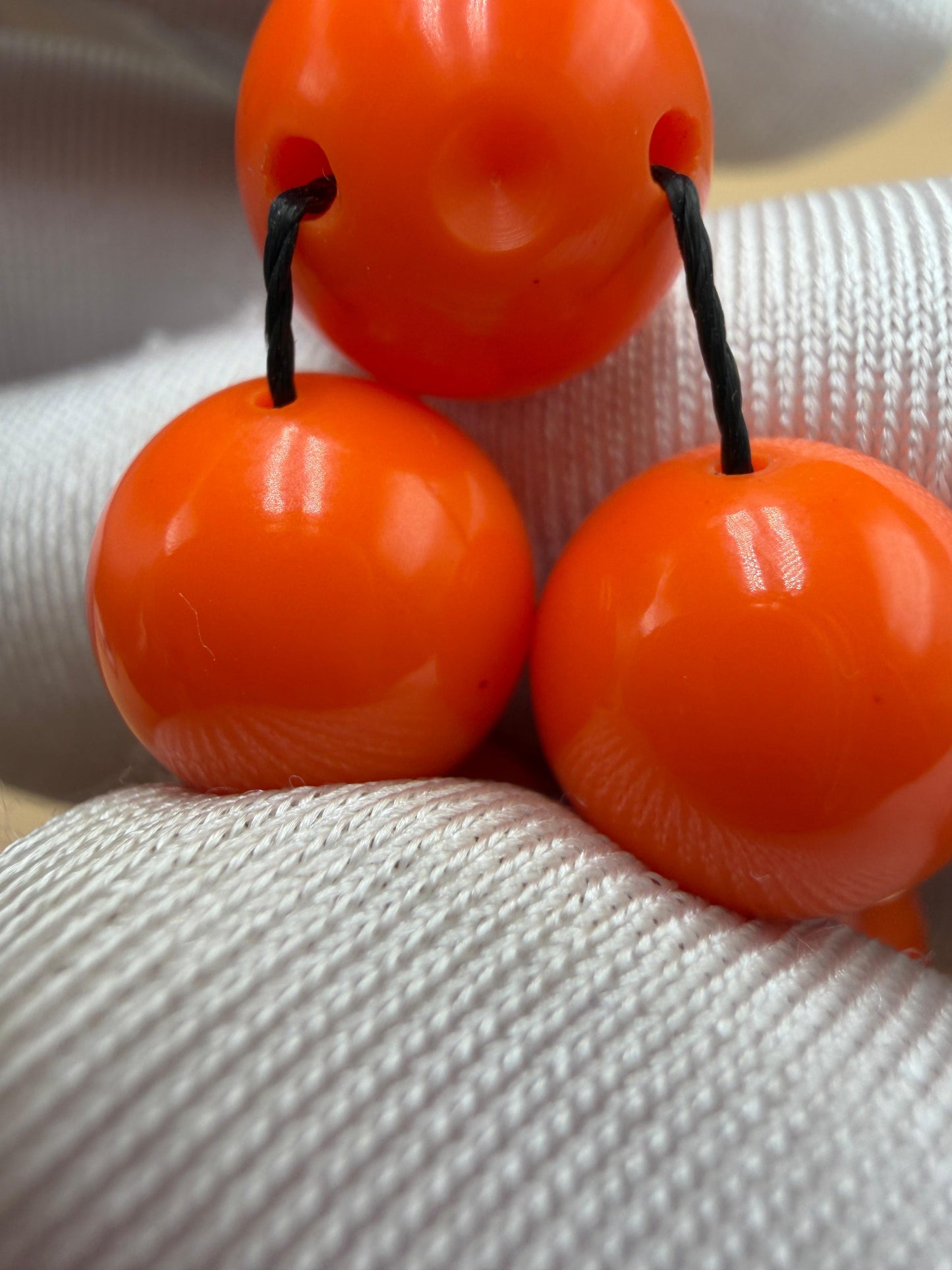 مسباح بولنك خام أنتيك، بخراطة جديدة، مع شرابة وفواصل فضة عيار 925. Antique Raw Bulnek Misbah with New Carving, Featuring Tassel and Spacers in 925 Silver.