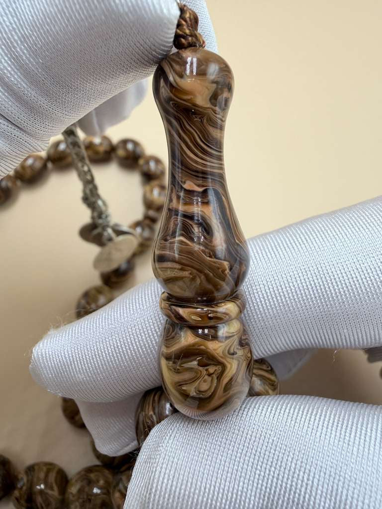 مسباح مسكي خام عصي (دبس وراشي) مع شرّابة فضة عيار ٥٠٠. Raw Musk Misbaha (Dibs & Wrashi sticks) with a 500 silver tassel.