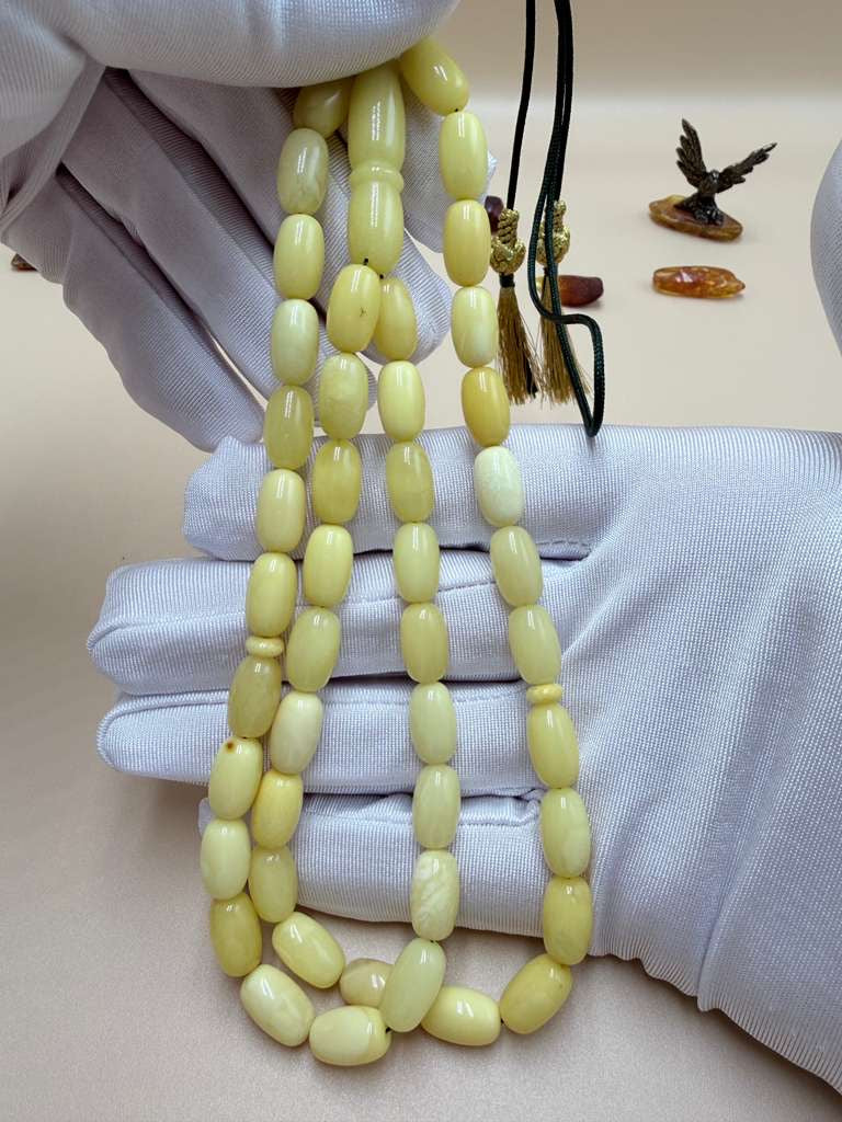 مسباح كهرمان بلطيقي قديم.
Old Baltic Amber Misbaha.