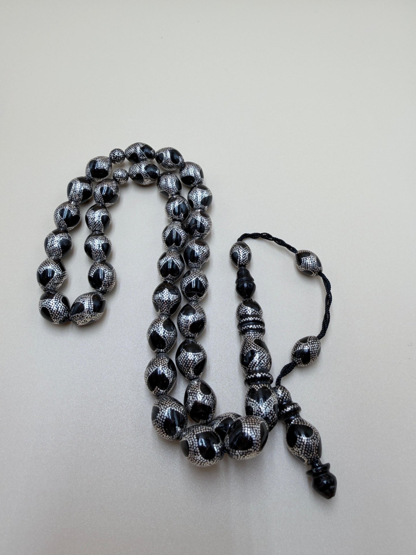 مسباح – قطعة محمود طرزان – يسر بحر أحمر الفاخرة، مطعّمة بالفضّة عيار 1000 ضمن إصدار قلب الحب
Misbah – A luxurious Mahmoud Tarzan – Red Sea Yusr, inlaid with 1000-grade silver in the Love Heart edition,