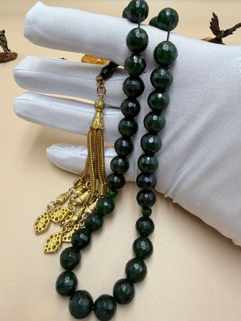 مسباح حجر الحظ الصيني مع شرّابة مطليةChinese Lucky Stone Misbaha with gold-plated tassel.