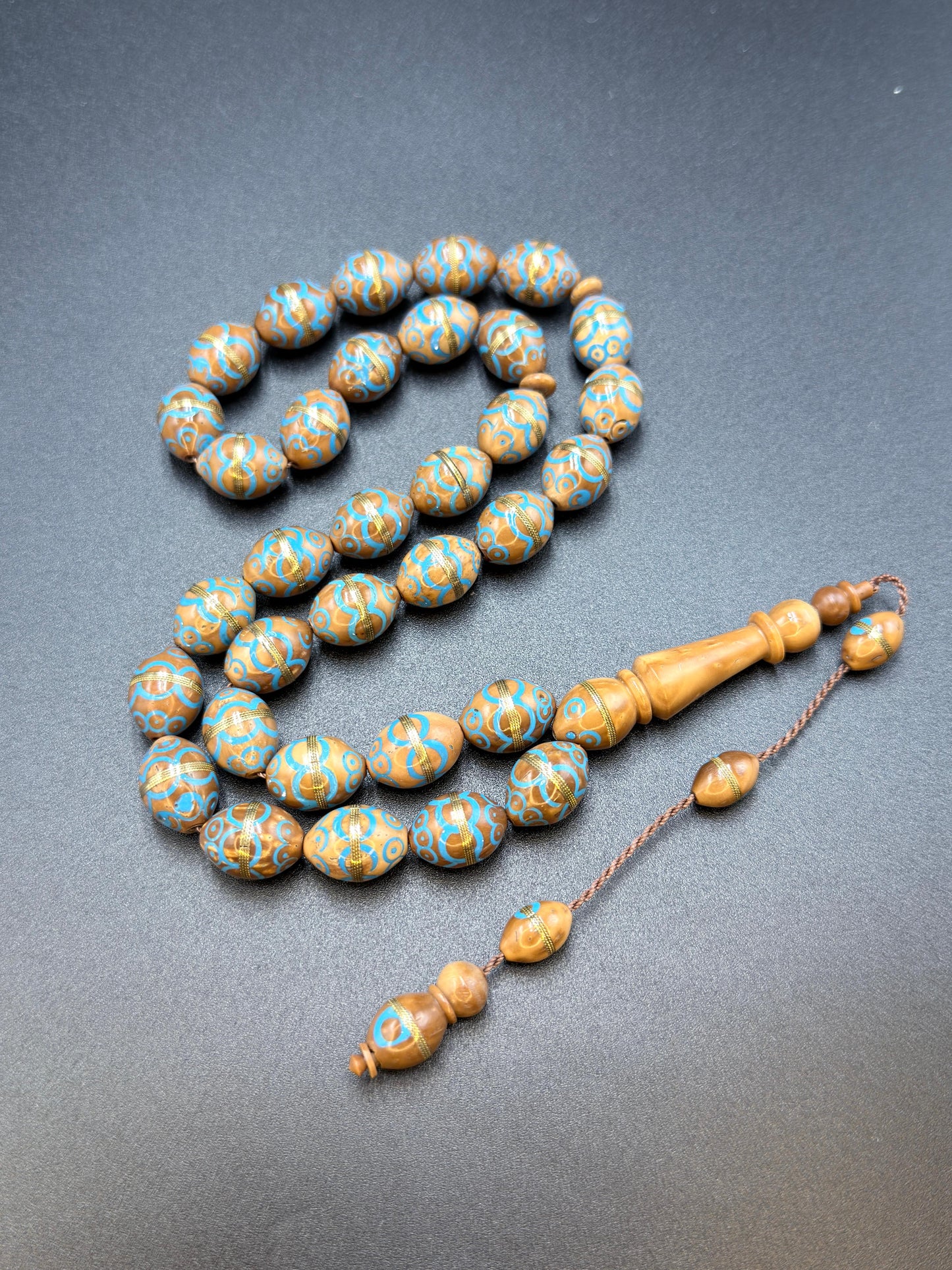 مسباح نارجيل مطعم نحاس ومينا فيروزnarjil cook -wood Misbaha inlaid with copper Coconut-wood Misbaha inlaid with copper and accented with turquoise enamel.