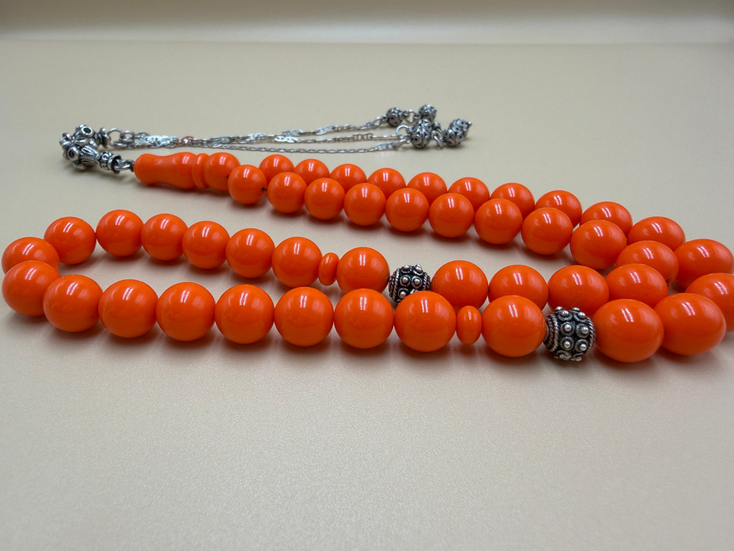 مسباح بولنك خام أنتيك، بخراطة جديدة، مع شرابة وفواصل فضة عيار 925. Antique Raw Bulnek Misbah with New Carving, Featuring Tassel and Spacers in 925 Silver.